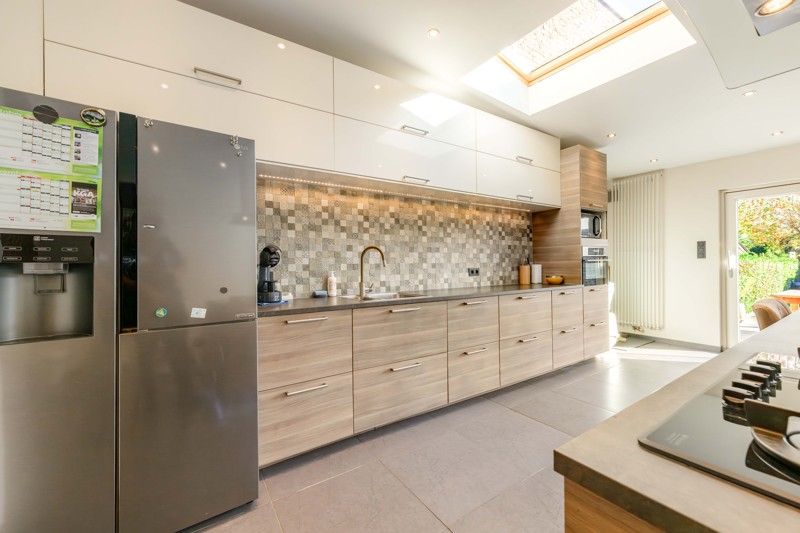 PERFECTE STARTERSWONING! Tot in de puntjes gerenoveerde woning nabij hartje Beveren-Leie! foto 8