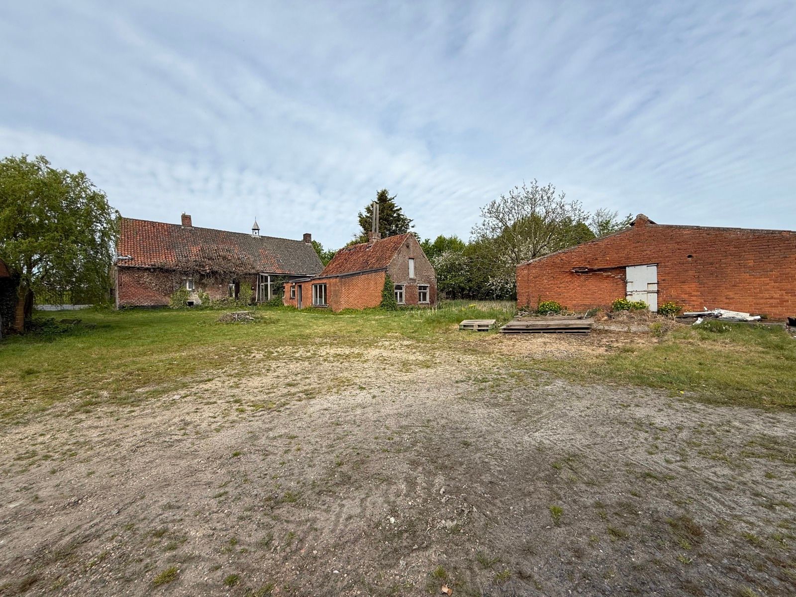 Te renoveren hoeve met woning en verschillende bijgebouwen foto 14