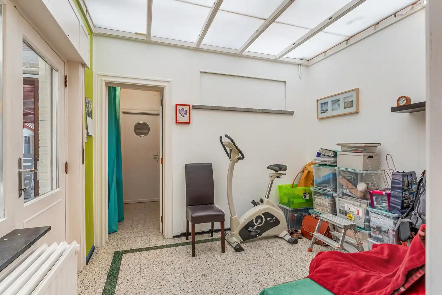 Goed gelegen en vrijstaande woning met 2 slaapkamers, uitbreidingsmogelijkheden onder het dak en een oprit met een garage op een perceel van 9a 96ca grenzend aan en met de tuin deels gelegen in agrarisch gebied! foto 9