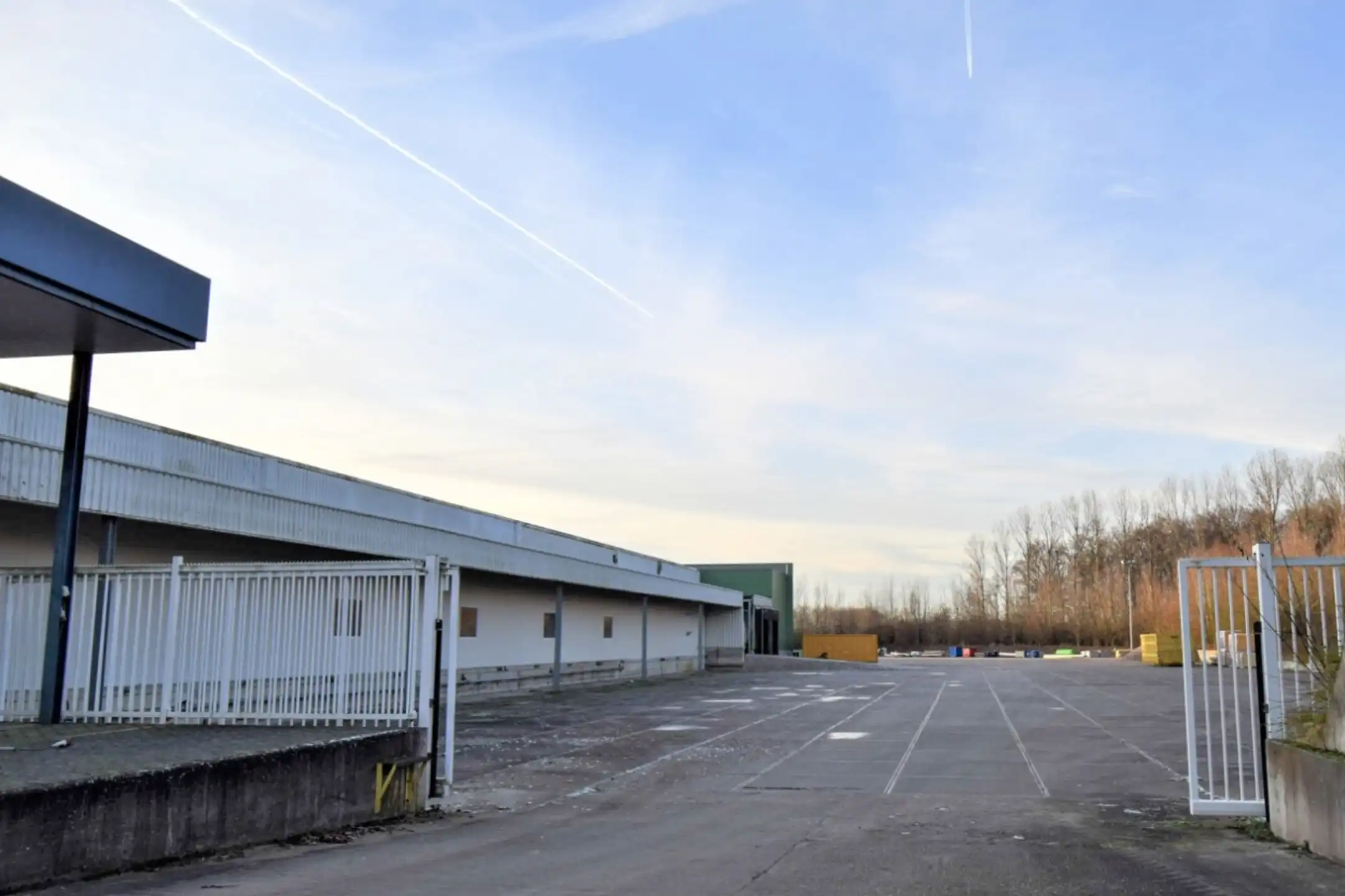 KMO-unit te huur met een oppervlakte van 1.793 m². foto 2