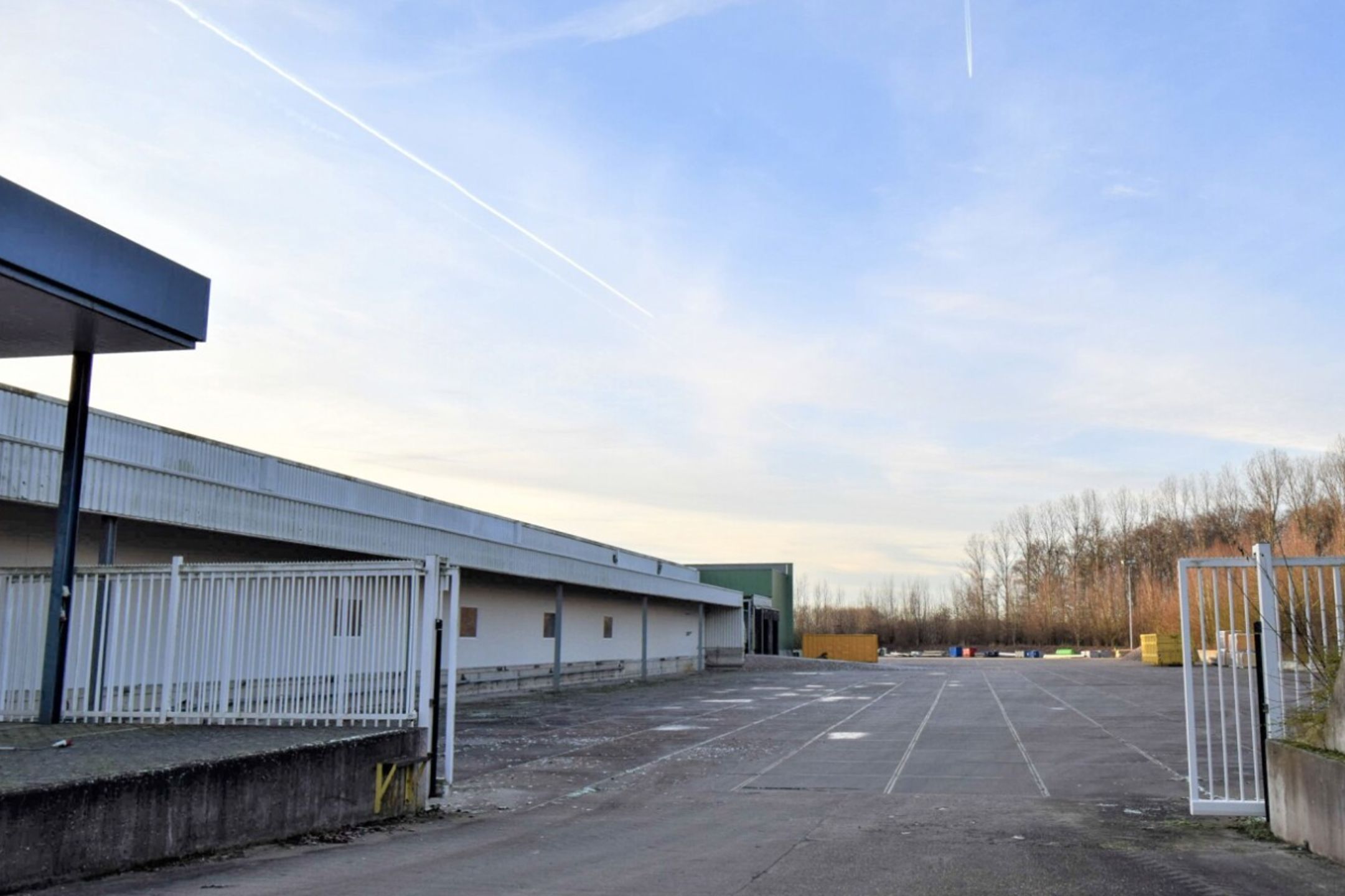 KMO-unit te huur met een oppervlakte van 1.793 m². foto 2