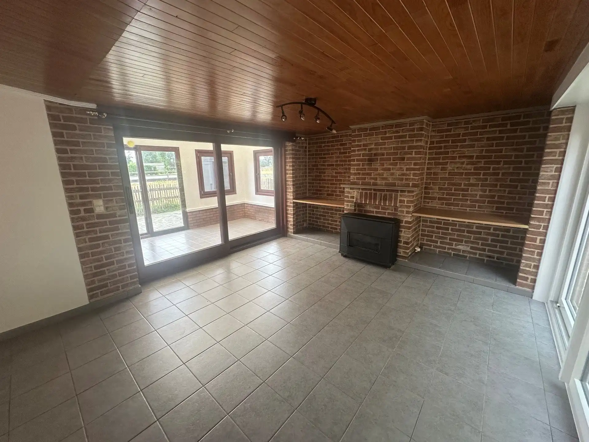 Woning met oprit en terras in het landelijke Laarne foto 3