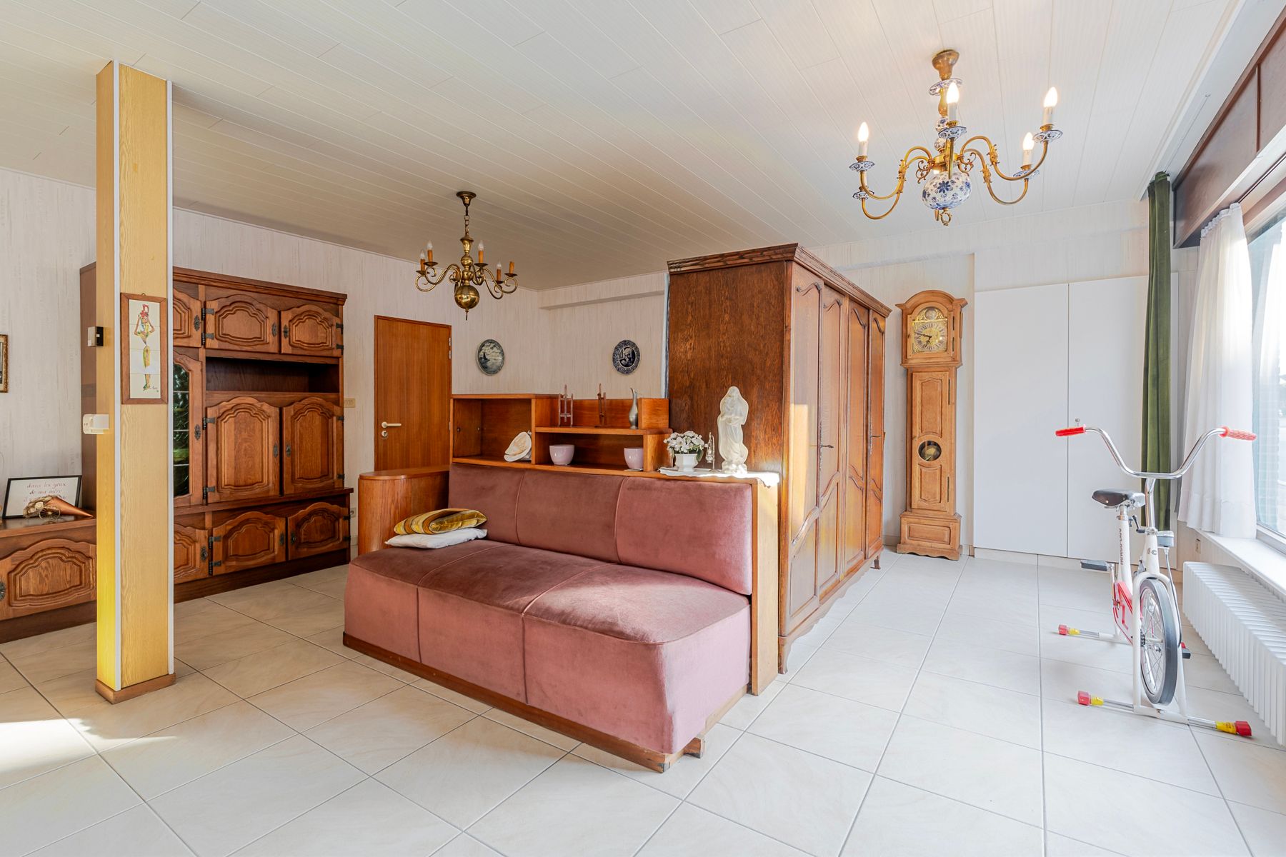 Ruime woning met meerdere bijgebouwen foto 8