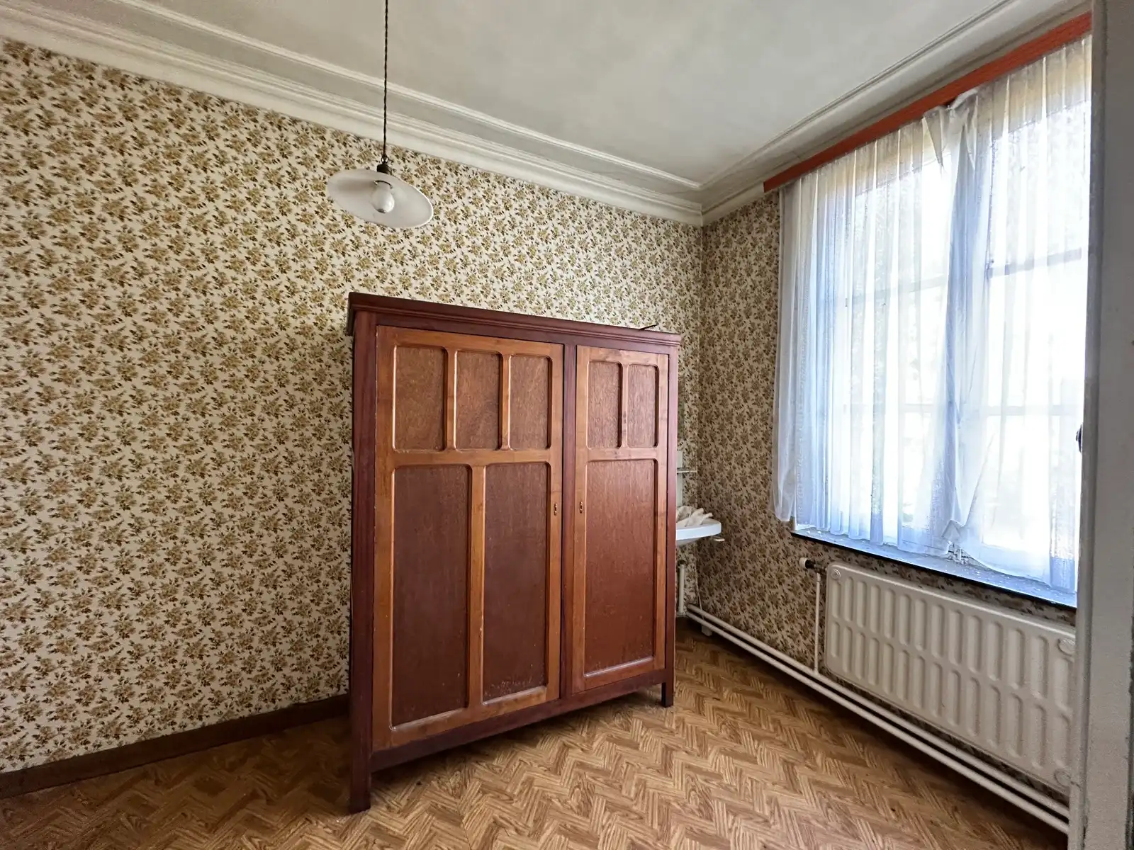 In de schaduw van de kerktoren bevindt zich deze mooie historische idyllische unieke pastorie.   foto 30