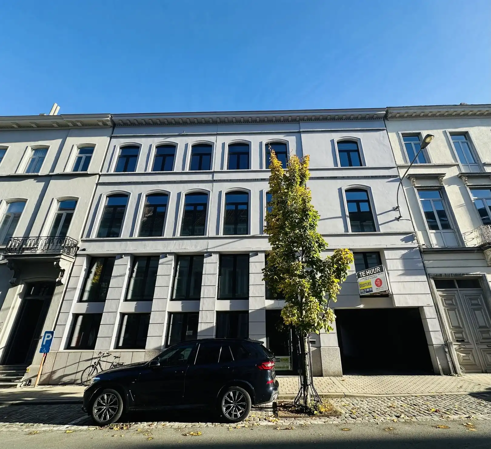 Kantoor op toplocatie met parkeerplaatsen centrum Kortrijk foto {{pictureIndex}}