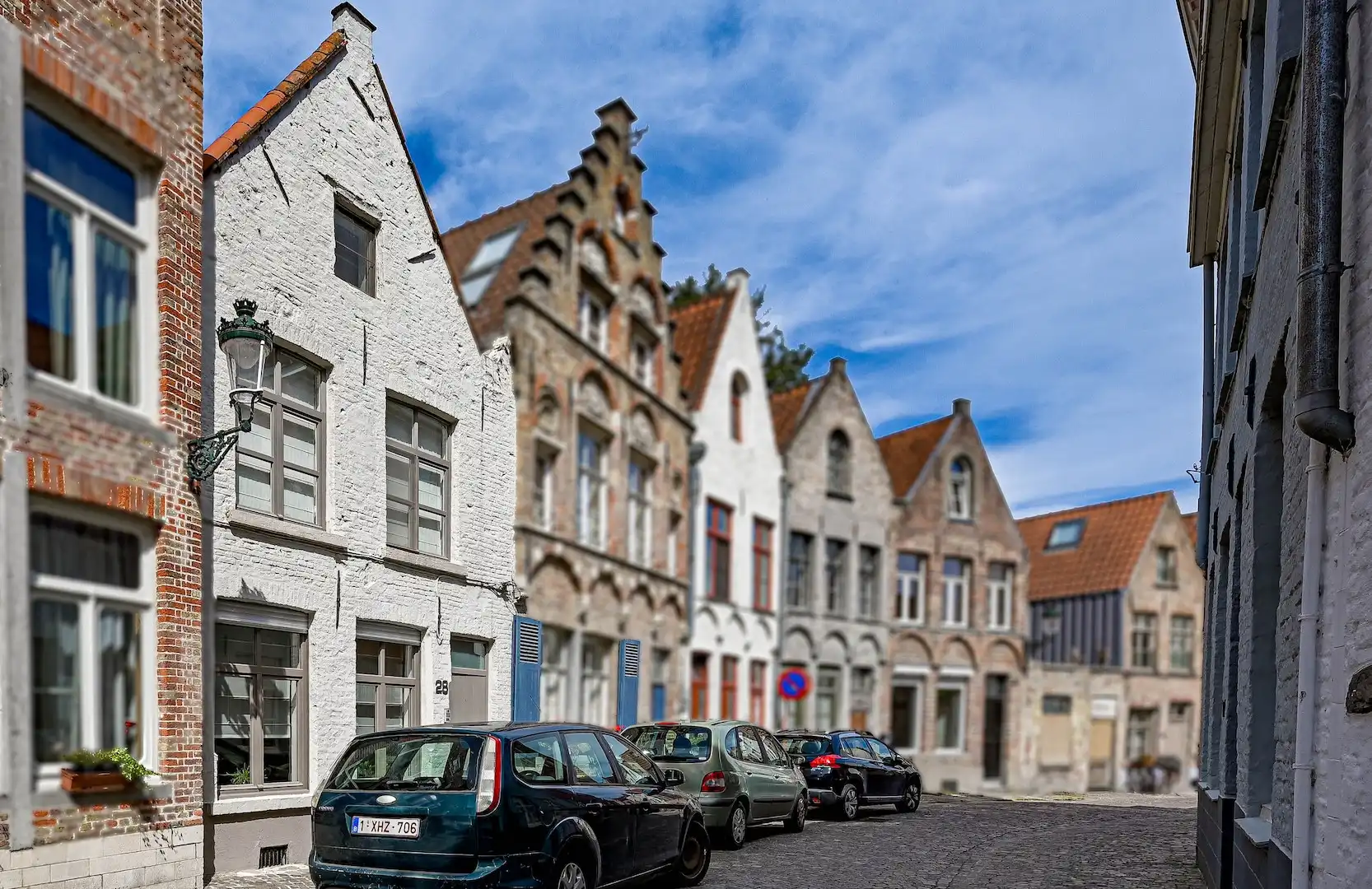ruime stadswoning, eigentijds ingericht, met zonnige terrastuin op een heel stille centrale locatie foto {{pictureIndex}}