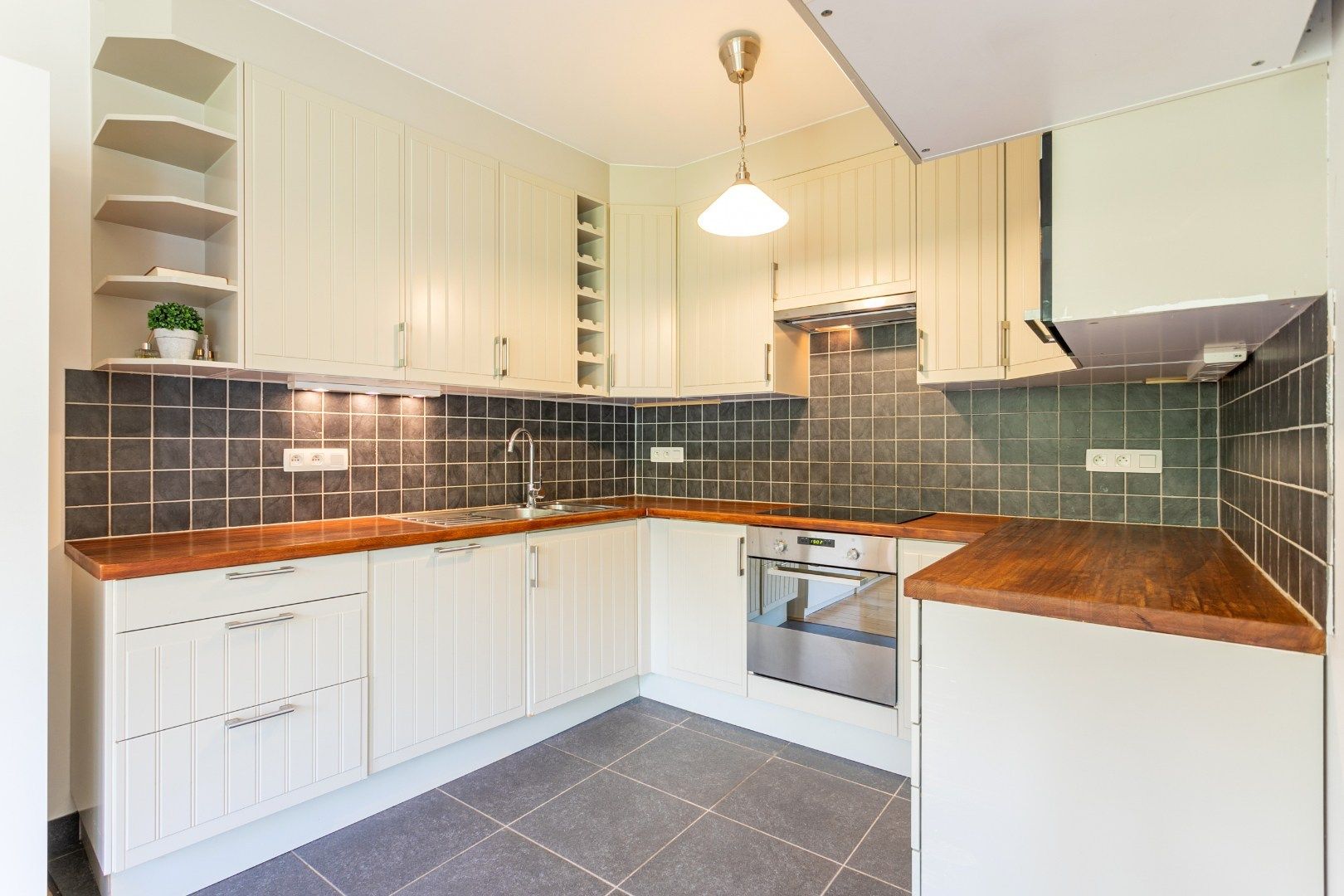 Recente kangoeroewoning met 4 slaapkamers, garage en tuin in een doodlopende straat foto 16