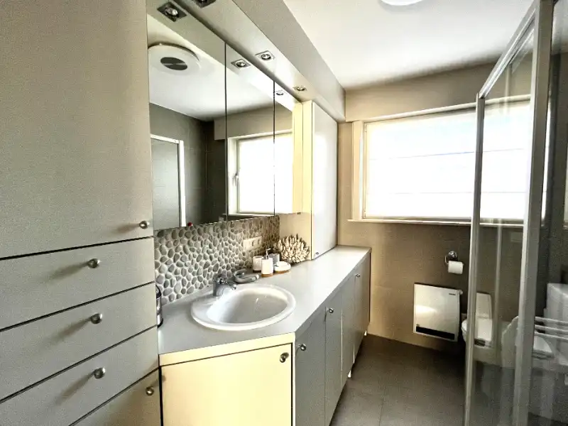 Vernieuwd 2-slaapkamer appartement, met staanplaats en kelderberging foto 8