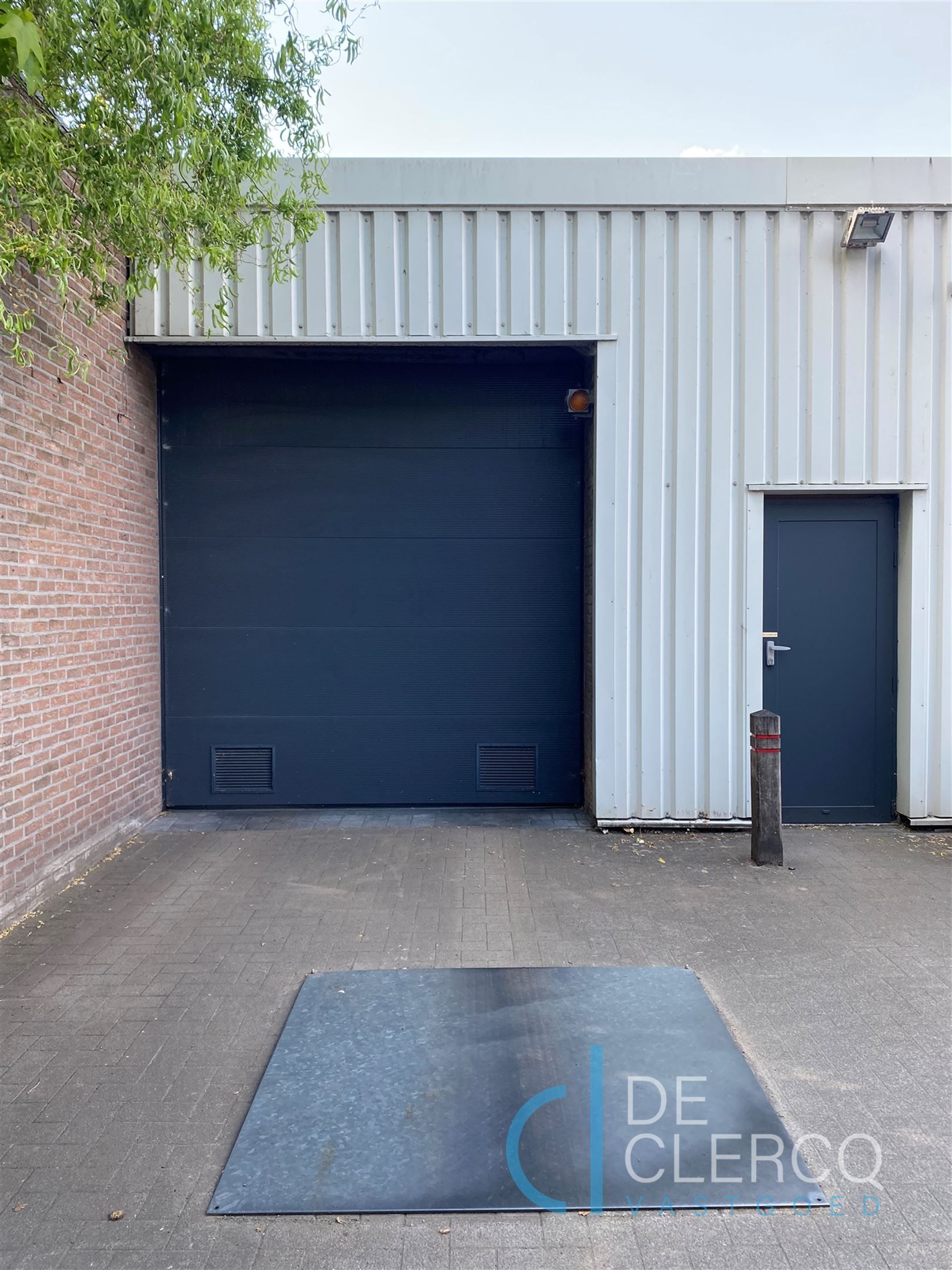 Bovengrondse, afsluitbare garage te huur centrum Lochristi!  foto {{pictureIndex}}