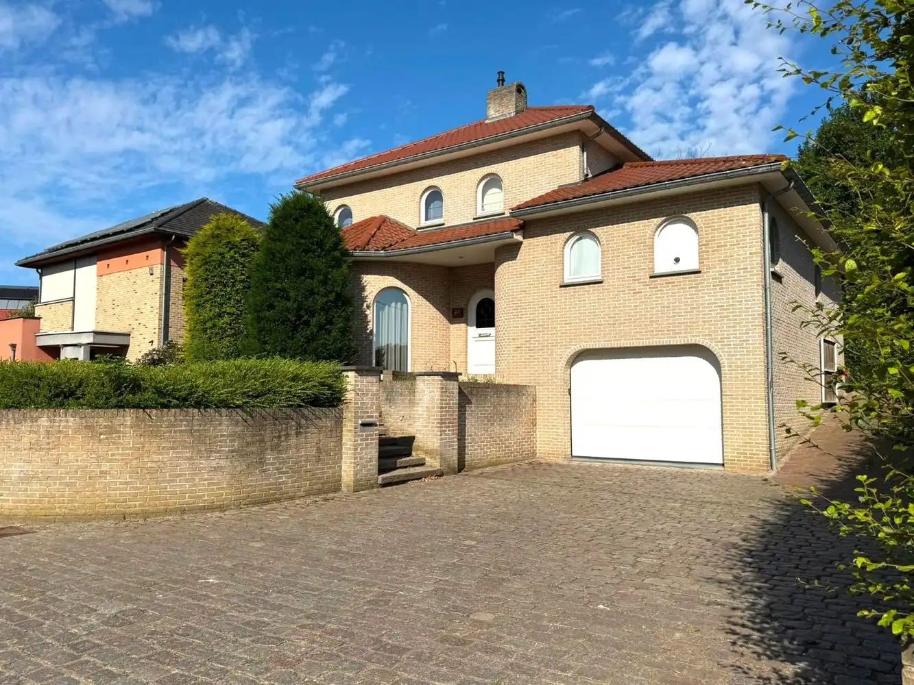 Villa met zwembad en bijgebouw foto {{pictureIndex}}