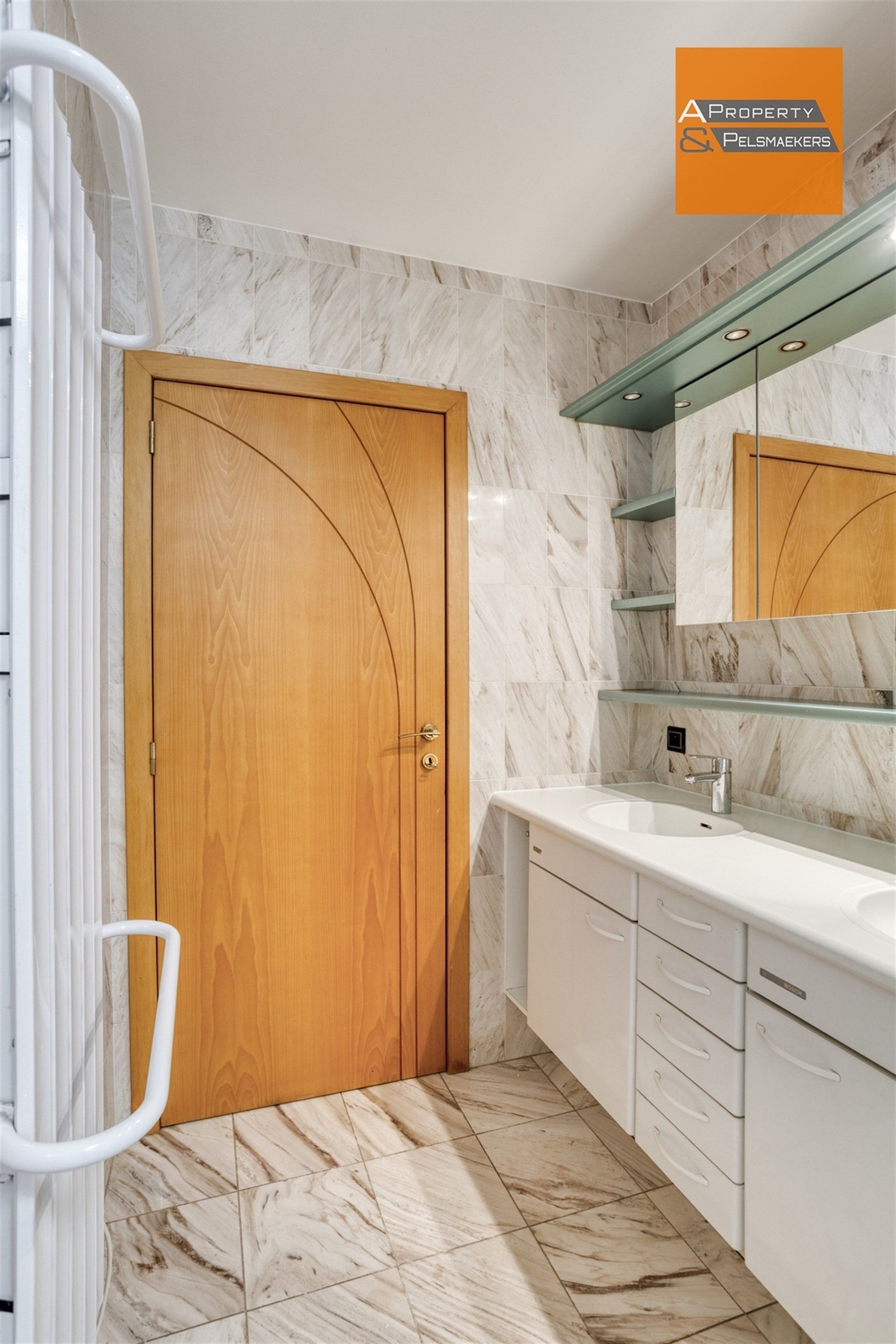 2 slaapkamers appartement met grote tuin foto 12