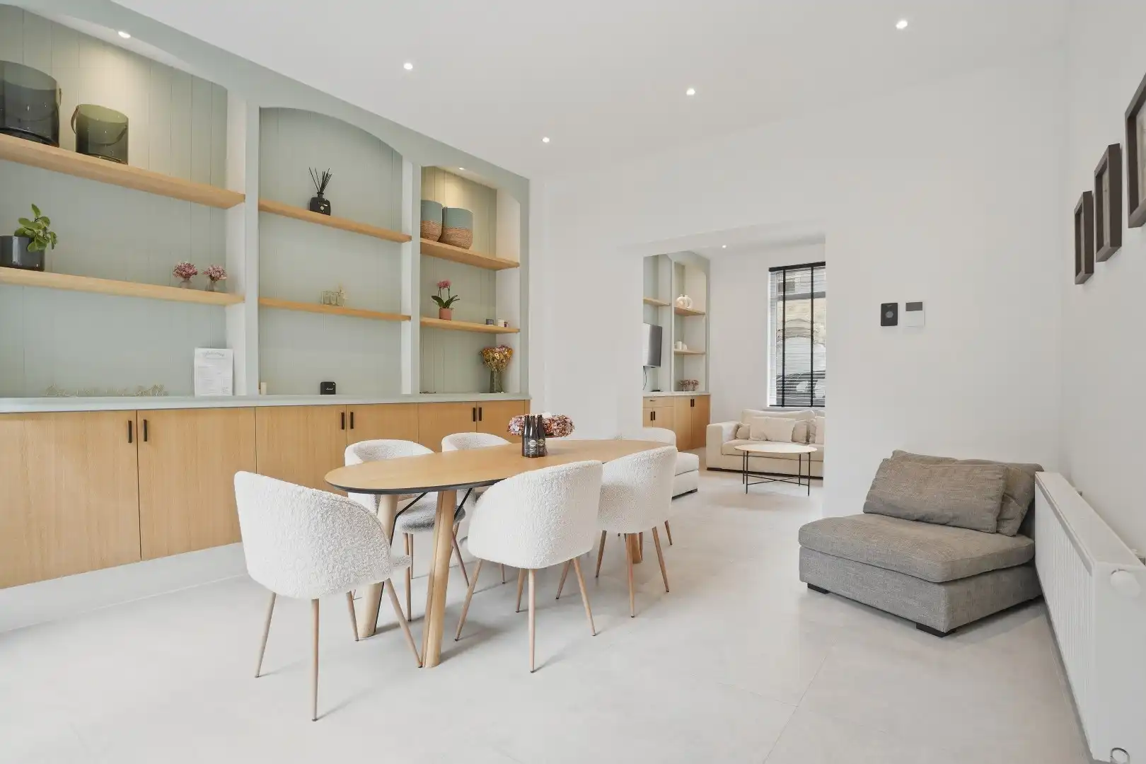 Subliem gerenoveerde herenwoning met 6 slaapkamers inclusief garage in Nieuwpoort-Stad op 135 m². foto 2