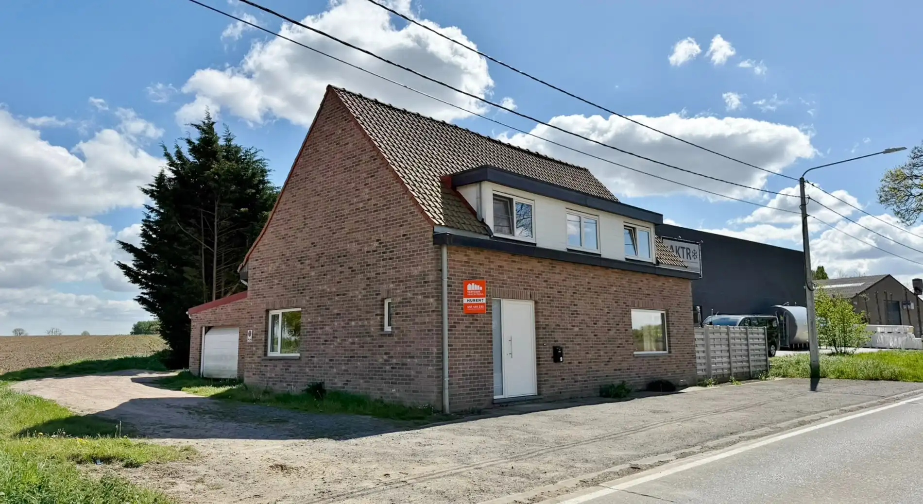 Ruime landelijk gelegen woning met zonnige tuin en garage  foto {{pictureIndex}}