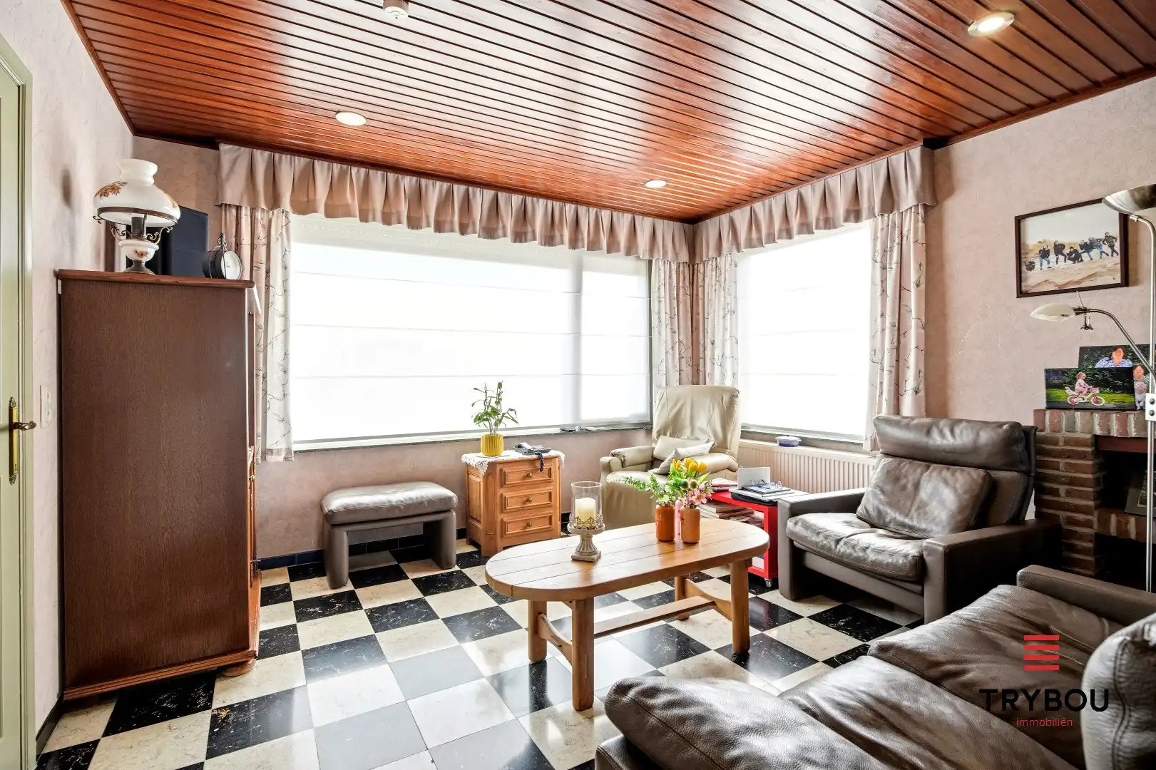 Alleenstaande woning op een ruim perceel met 3 slaapkamers en 2 garages!  foto 6