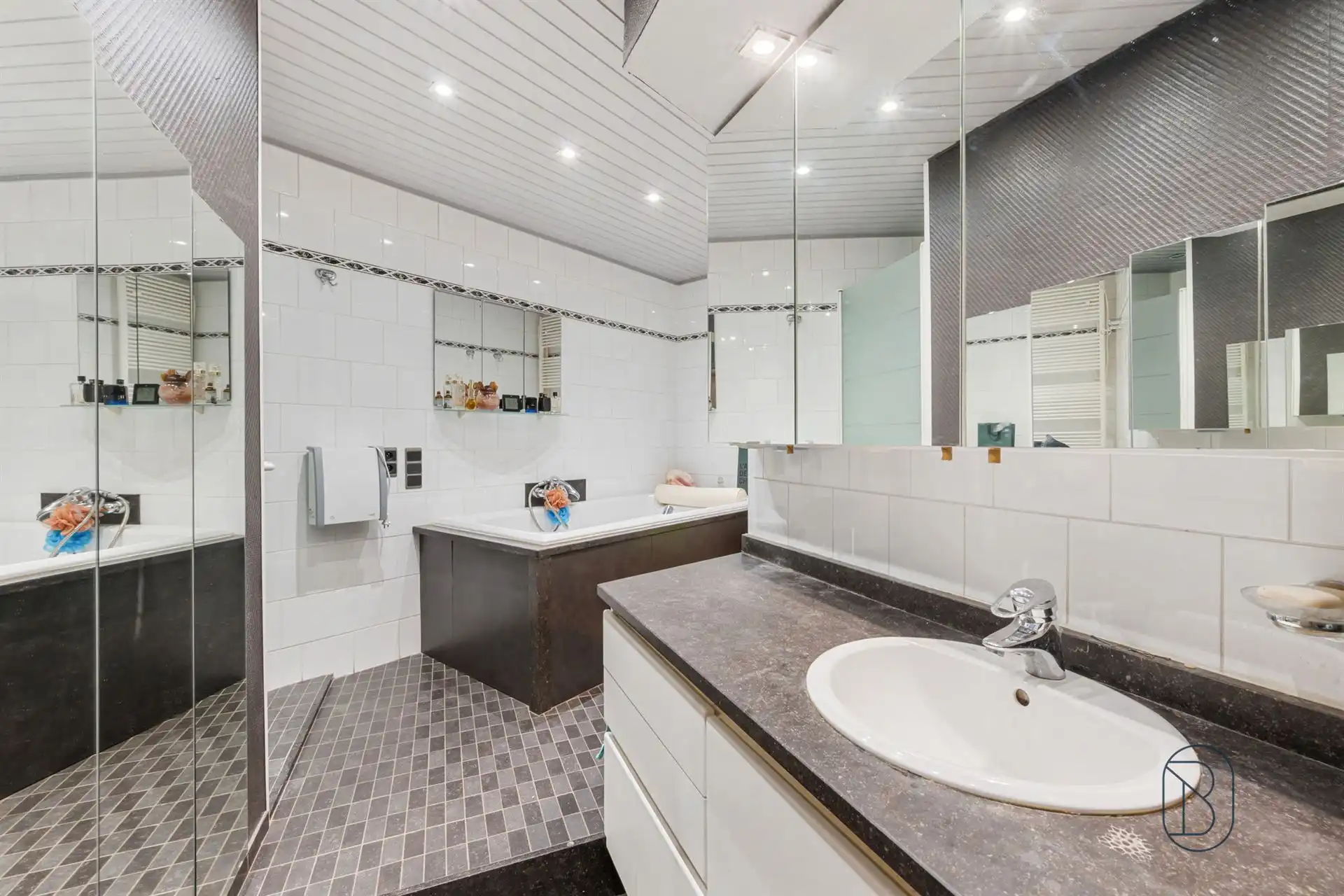 Karakteristieke woning met wellnessruimte en zwembad foto 16