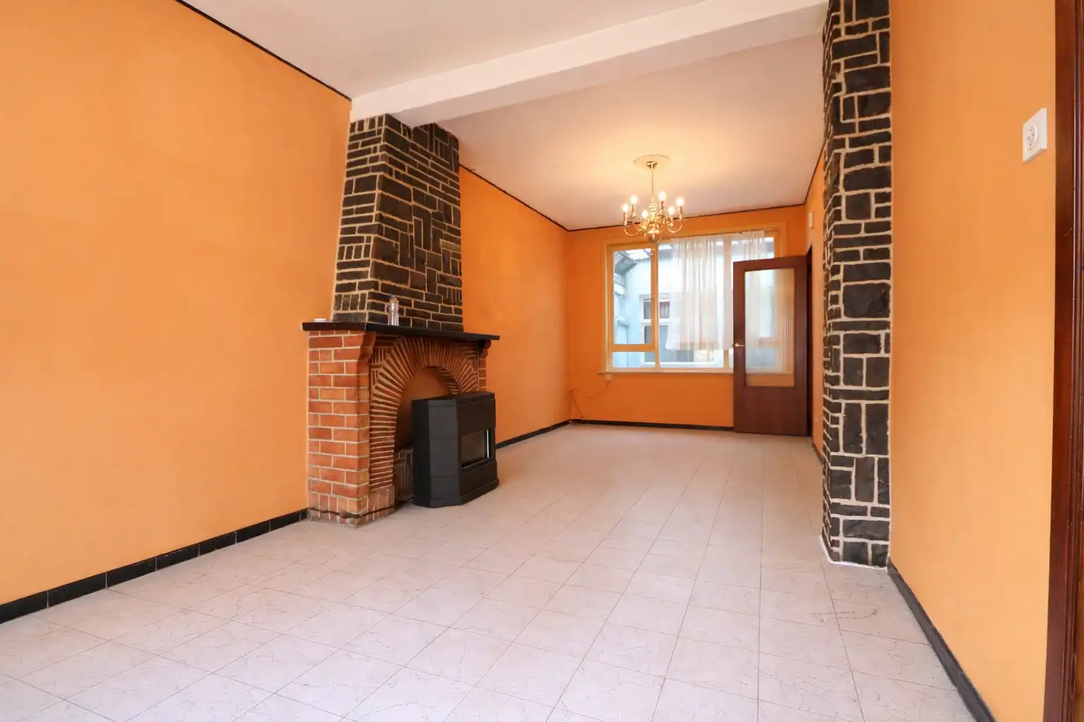 Te renoveren woning met 4 slaapkamers op wandelafstand van het centrum. foto 2