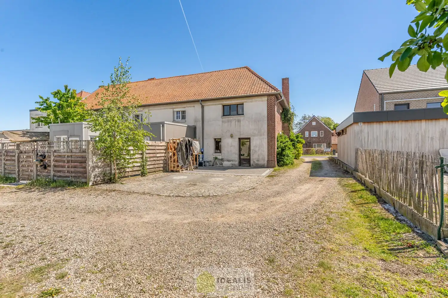 OP TE FRISSEN GEZINSWONING MET LICHTRIJKE LEEFRUIMTE EN AANSLUITEND RUIME KEUKEN, BERGING, BADKAMER VOORZIEN VAN DOUCHE EN BAD EN 3 SLAAPKAMERS OP EEN PERCEEL VAN 5A 37A - Deze woning omvat +-158m² bewoonbare oppervlakte verdeeld over een lichtrijke woonkamer met aansluitend een ruime keuken, berging, badkamer voorzien van douche en bad en 3 slaapkamers. De woning is gelegen op een aangenaam perceel van 5a 37ca vlakbij het centrum van Opitter (Bree), op fietsafstand van winkels, horeca en scholen,… Zeer geschikt voor kandidaten op zoek naar een op te frissen woning met karakter die ruimte en rust biedt doch dicht bij allerlei faciliteiten is gelegen. foto 25