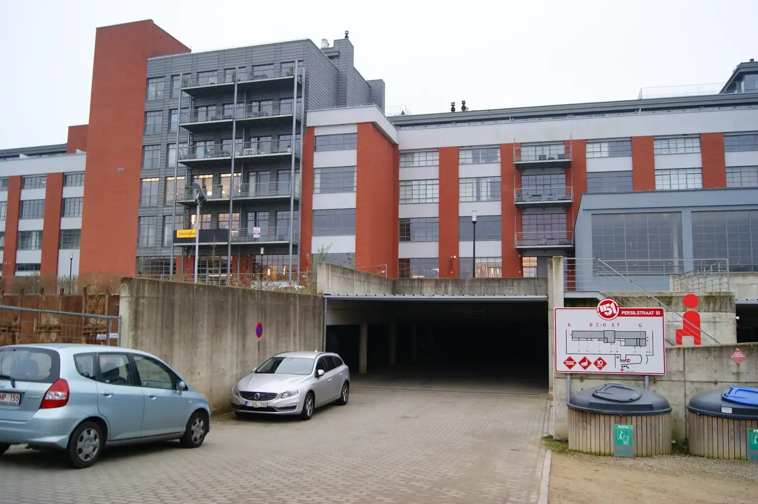 Overdekte autostaanplaats gelegen op de Persilsite te Herent! foto {{pictureIndex}}