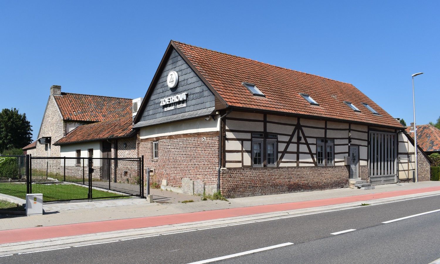 Uniek pand bestaande uit restaurant, grote feestzaal met ruime parking en woning op een domein van maar liefst van 74a. foto {{pictureIndex}}