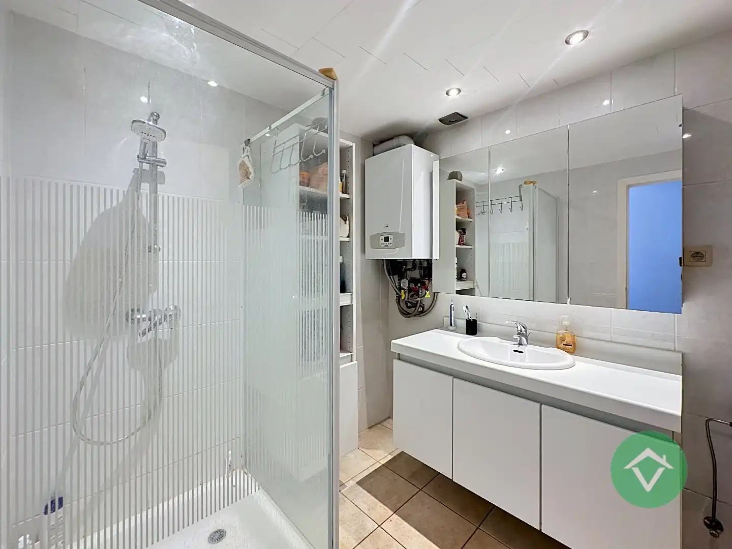 Ruim duplex-appartement met 2 slaapkamers en terrassen in hartje Torhout foto 11