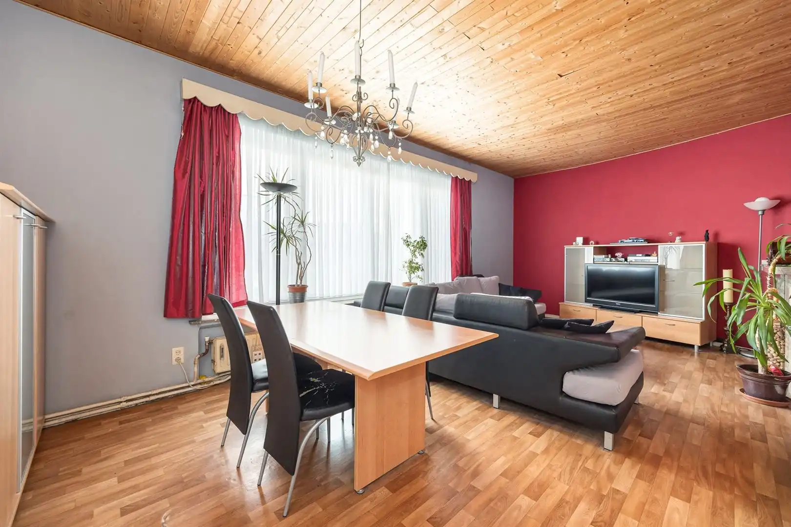 Appartement met potentieel en dubbele parkeermogelijkheid in hartje Merksem foto {{pictureIndex}}