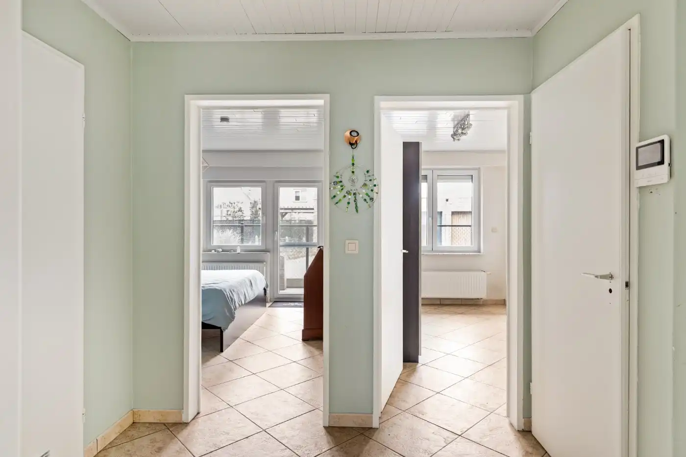 Keurig gelijkvloers appt. met 2 slpk., terras, voortuintje en garagebox foto 18