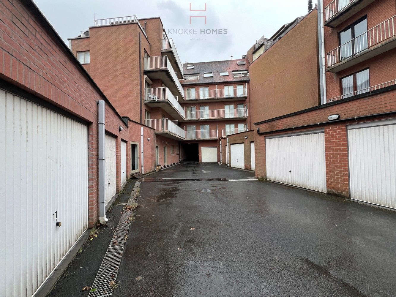 Garagebox, makkelijk toegankelijk en binnen afgesloten deel van de Residentie. foto 4