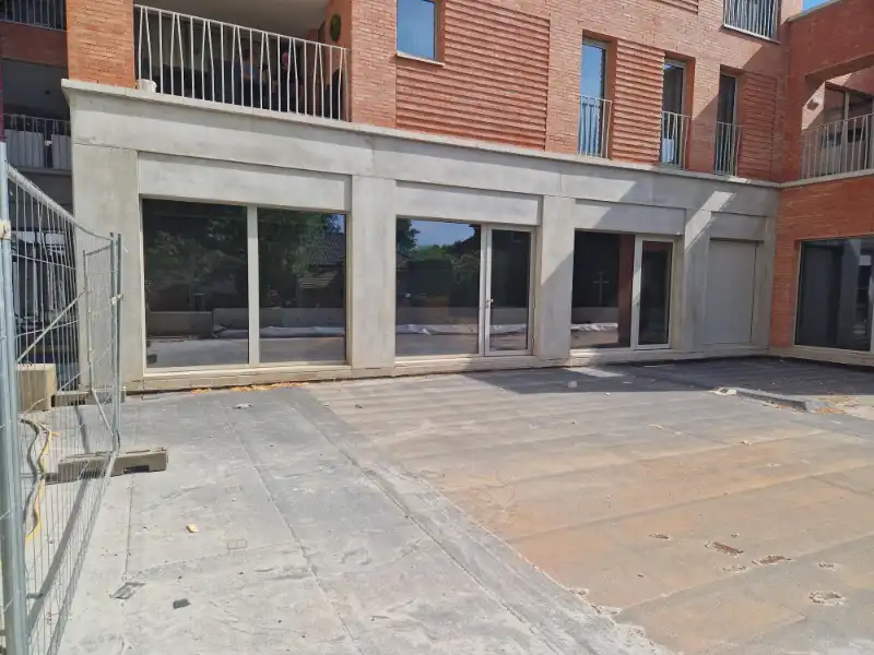 Casco en centraal gelegen nieuwbouw handelsgelijkvloers (160m²) met gezellig terras (130m²) op een TOPlocatie! foto {{pictureIndex}}