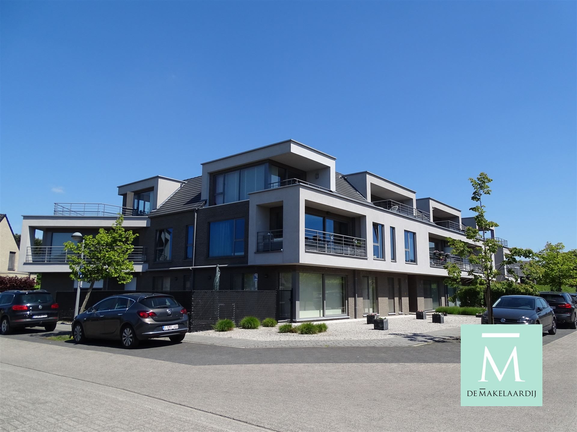 Instapklaar luxeappartement met 3 slaapkamers en dubbele garagebox. foto {{pictureIndex}}