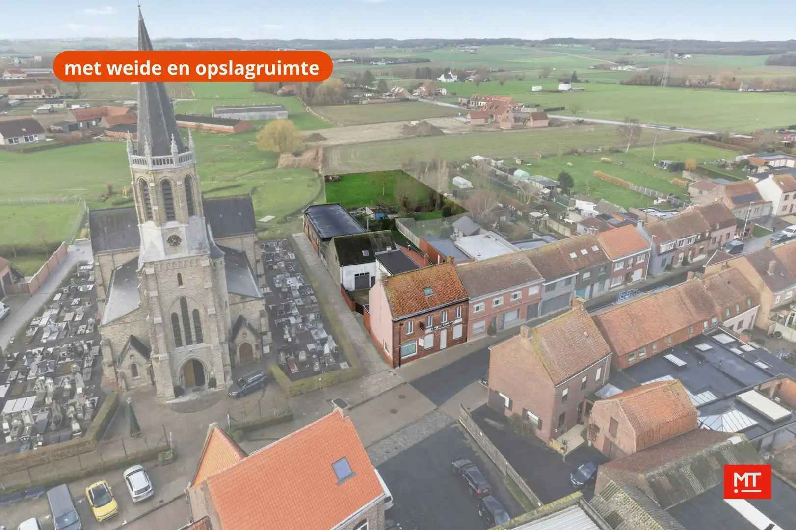 Hoofdfoto van de publicatie: Bijzonder ruim gebouw met magazijn in de dorpskern van Zandvoorde (Zonnebeke)