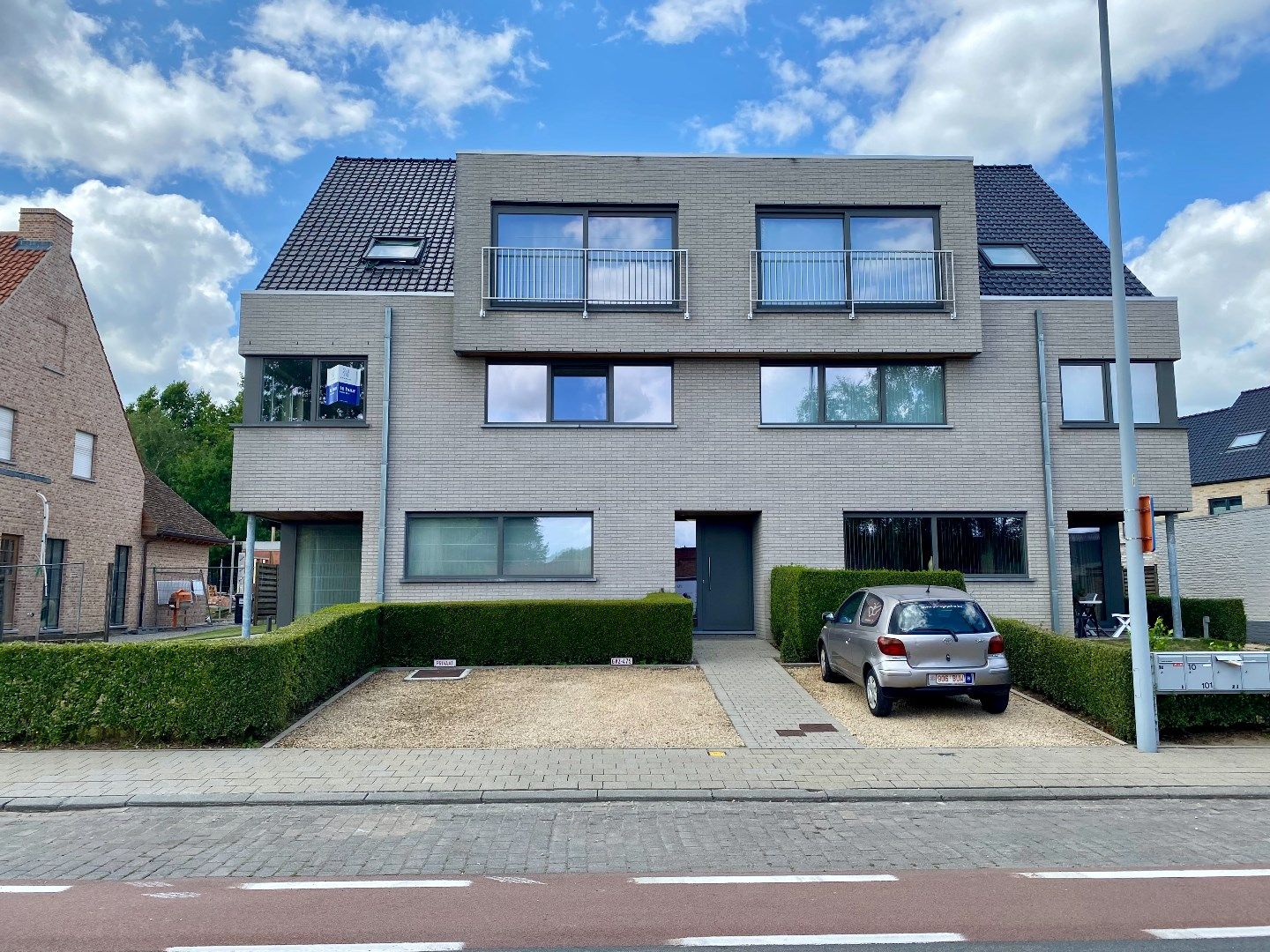 Instapklaar appartement met garage en ruim terras foto {{pictureIndex}}