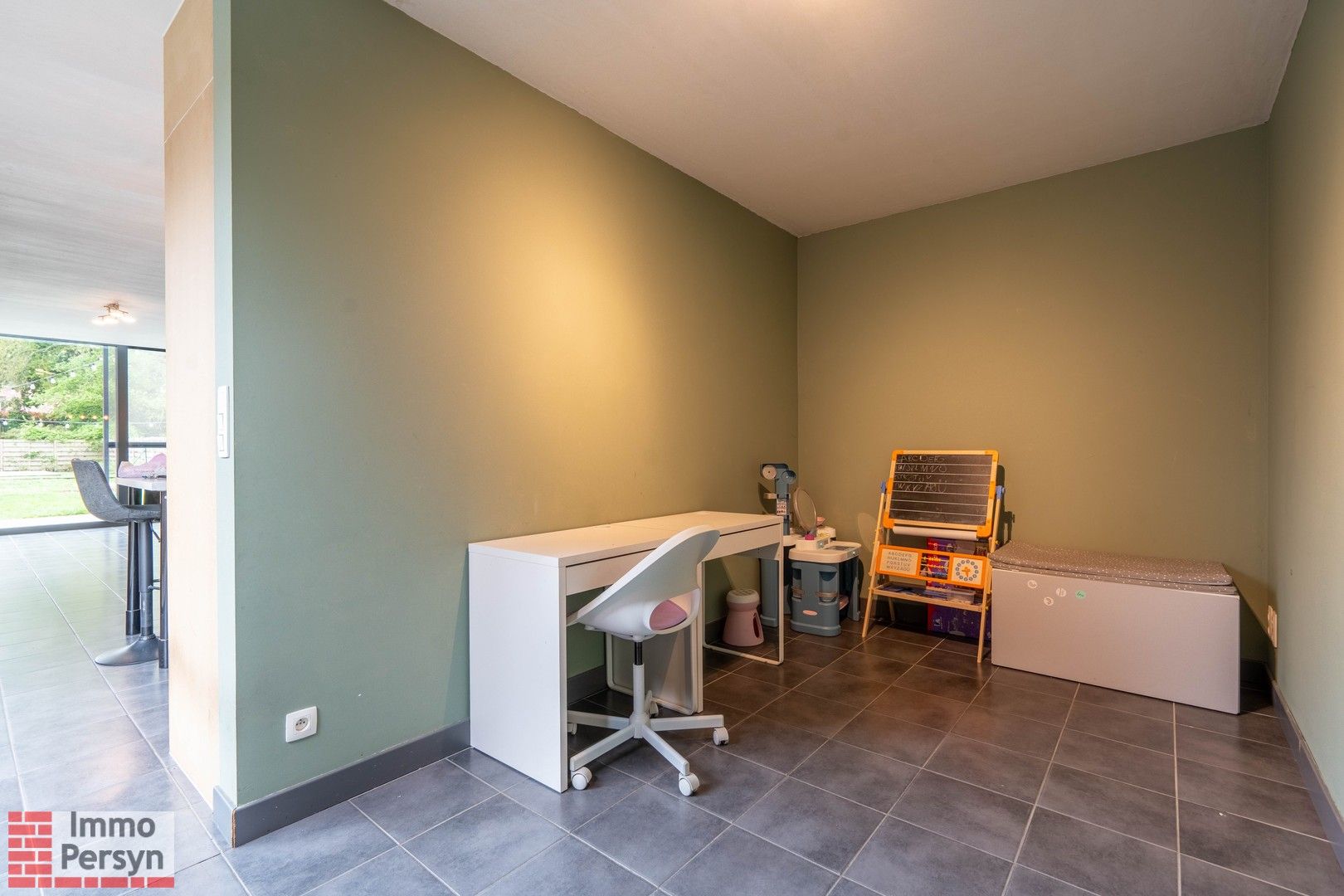 Prachtige HOB (2012) met 6 Slaapkamers, 2 Badkamers, Zwembad en Vrijstaande Garage foto 7