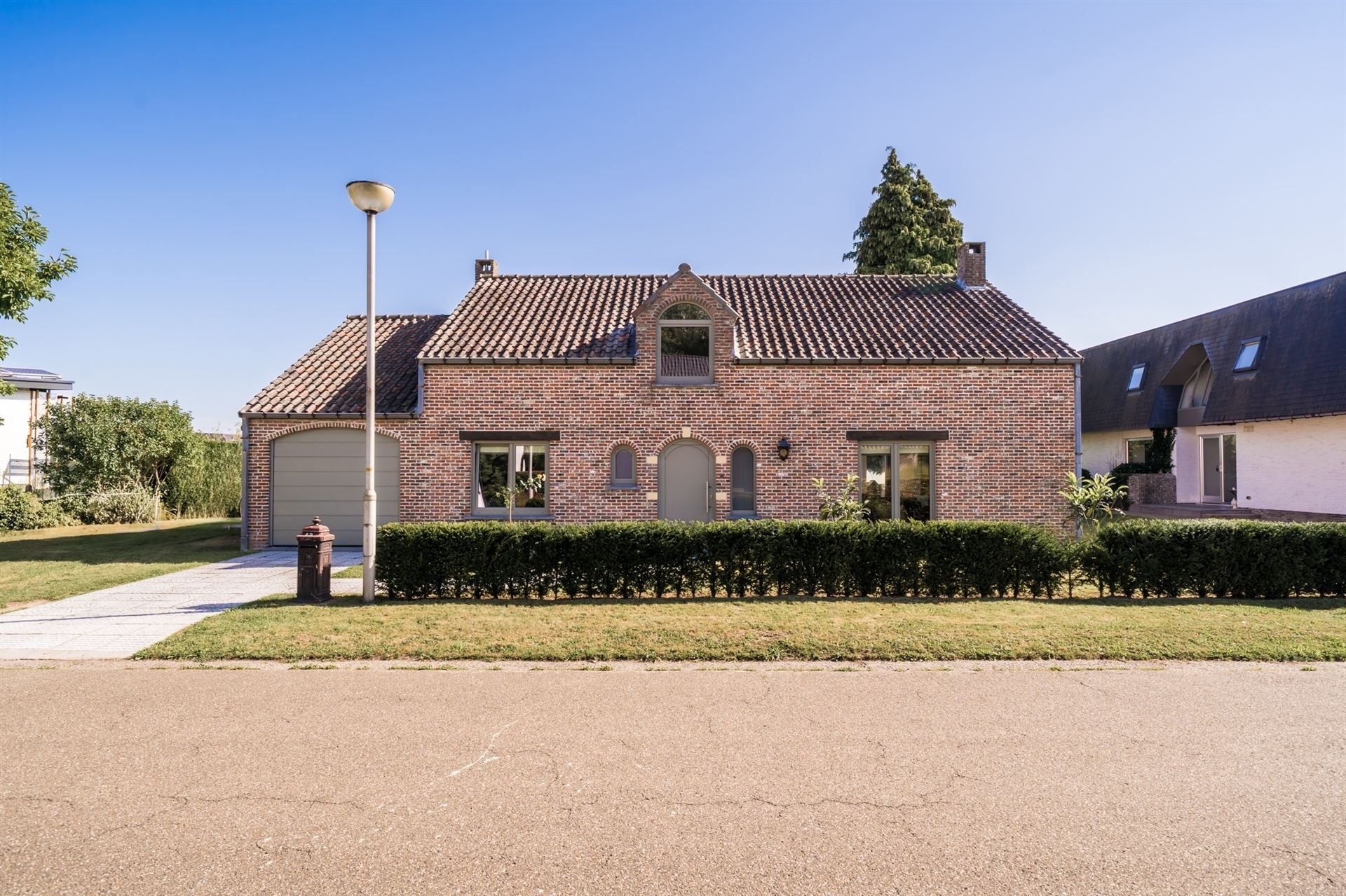 Hoofdfoto van de publicatie: Ruime lichtrijke villa met 313 m² woonoppervlakte en prachtig groen uitzicht