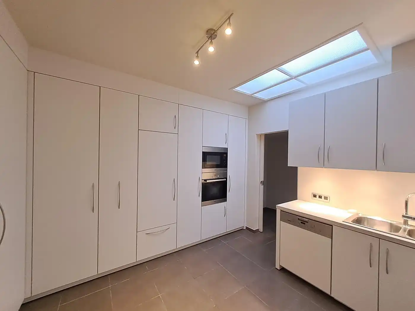 Verrassend ruime en charmante woning met grote inpandige garage! foto 10