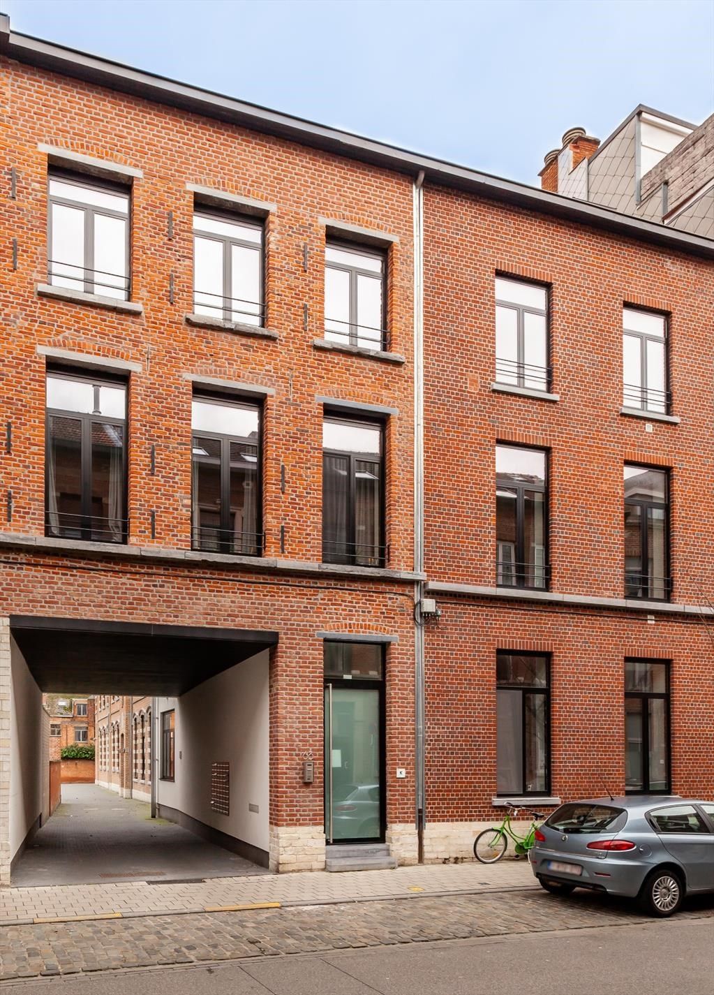 Bemeubelde studentenkamer met privé sanitair foto 13