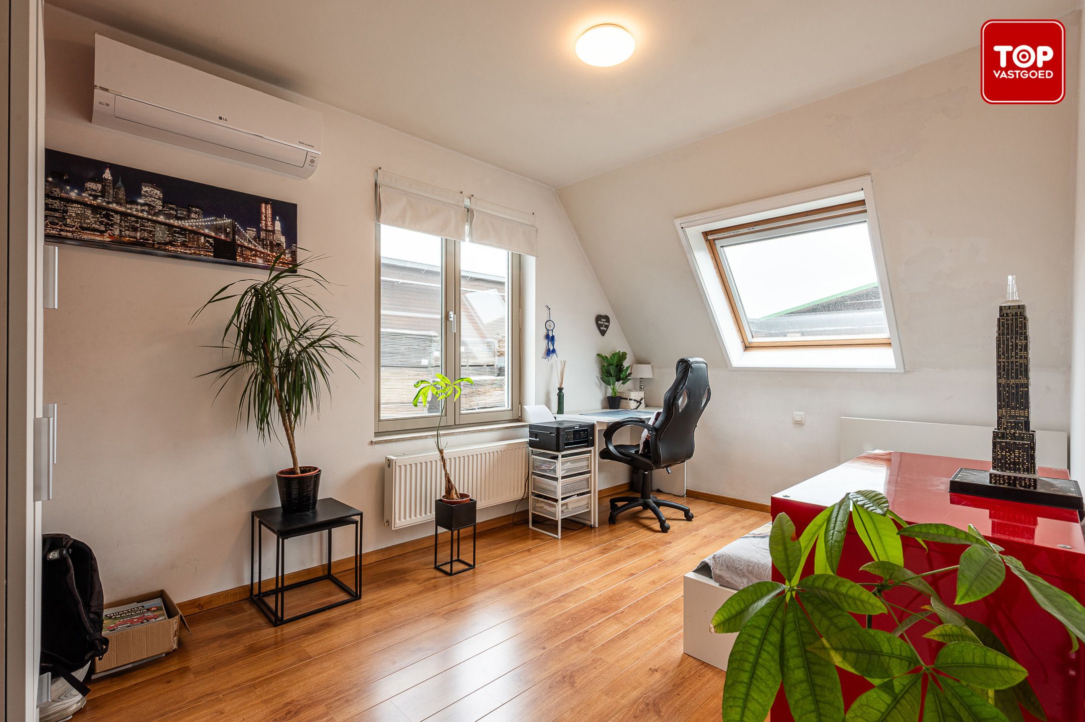 Ruime gezinswoning met 4 slaapkamers, garage en tuin nabij stadscentrum foto 19