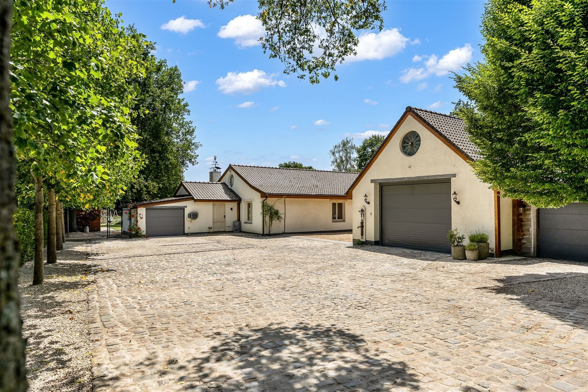 CHARMANTE WONING MET 5 SLAAPKAMERS OP UNIEK GELEGEN PERCEEL VAN 6600M² foto 3