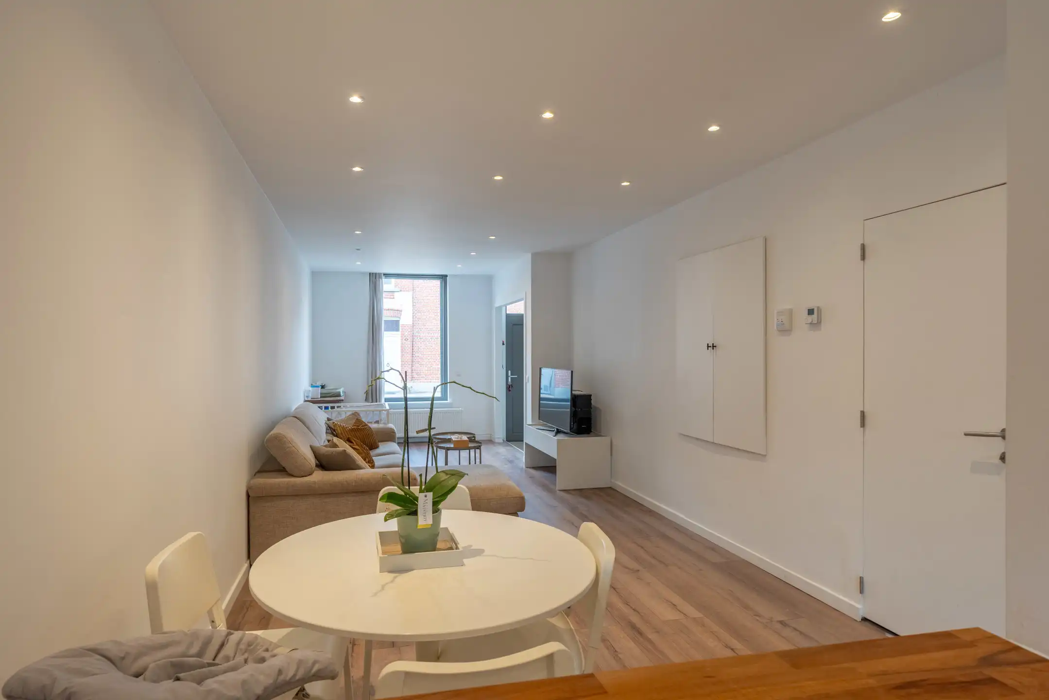 Recent gerenoveerde woning (2023) met 2 slaapkamers en gezellige stadstuin. foto {{pictureIndex}}