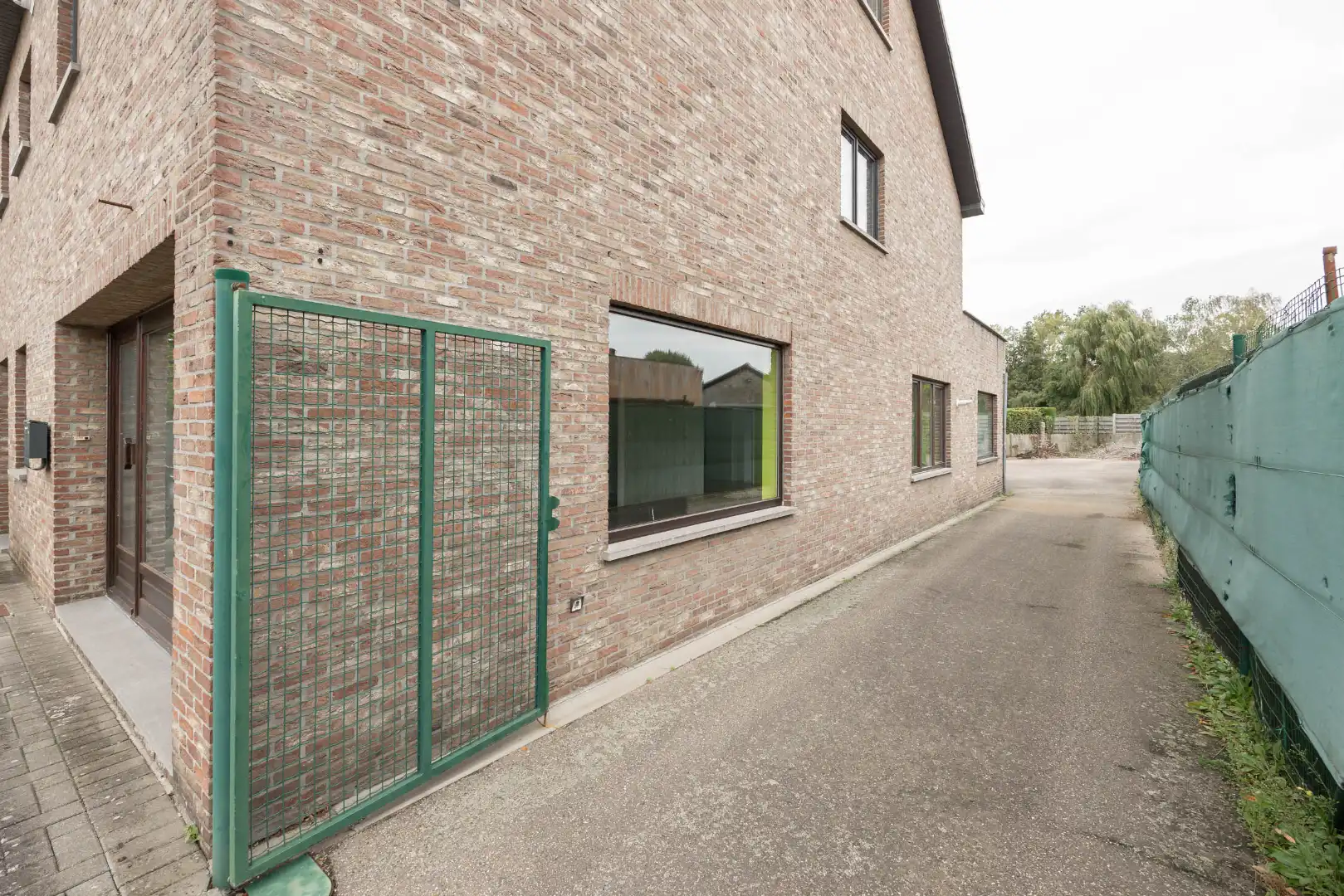 Ruim gelijkvloers appartement te koop! foto 12