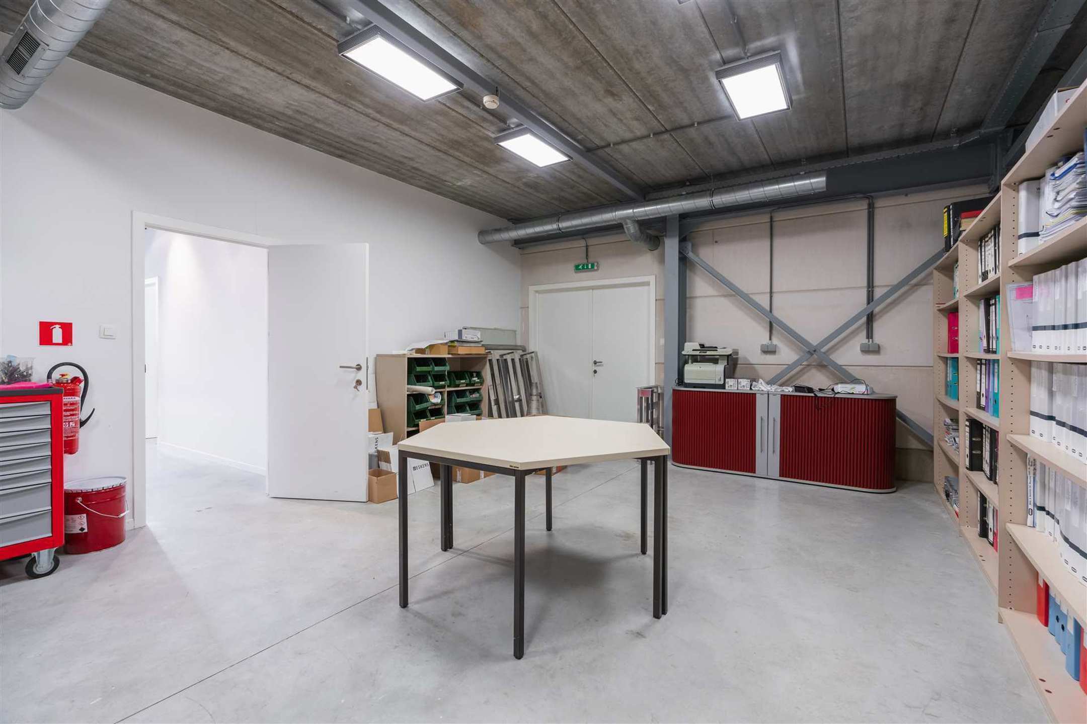 Moderne kantoor- en opslag ruimte foto 18