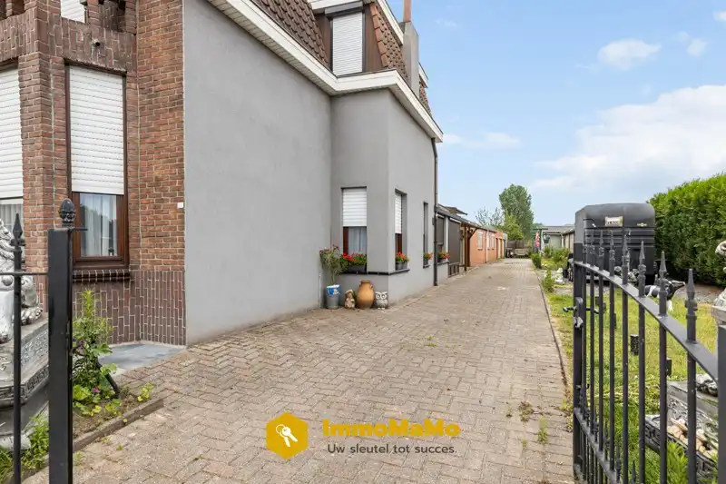 WONING MET 4 GARAGES & GROTE OPSLAGRUIMTE/HANGAAR IN WACHTEBEKE (LOCHRISTI) foto 2