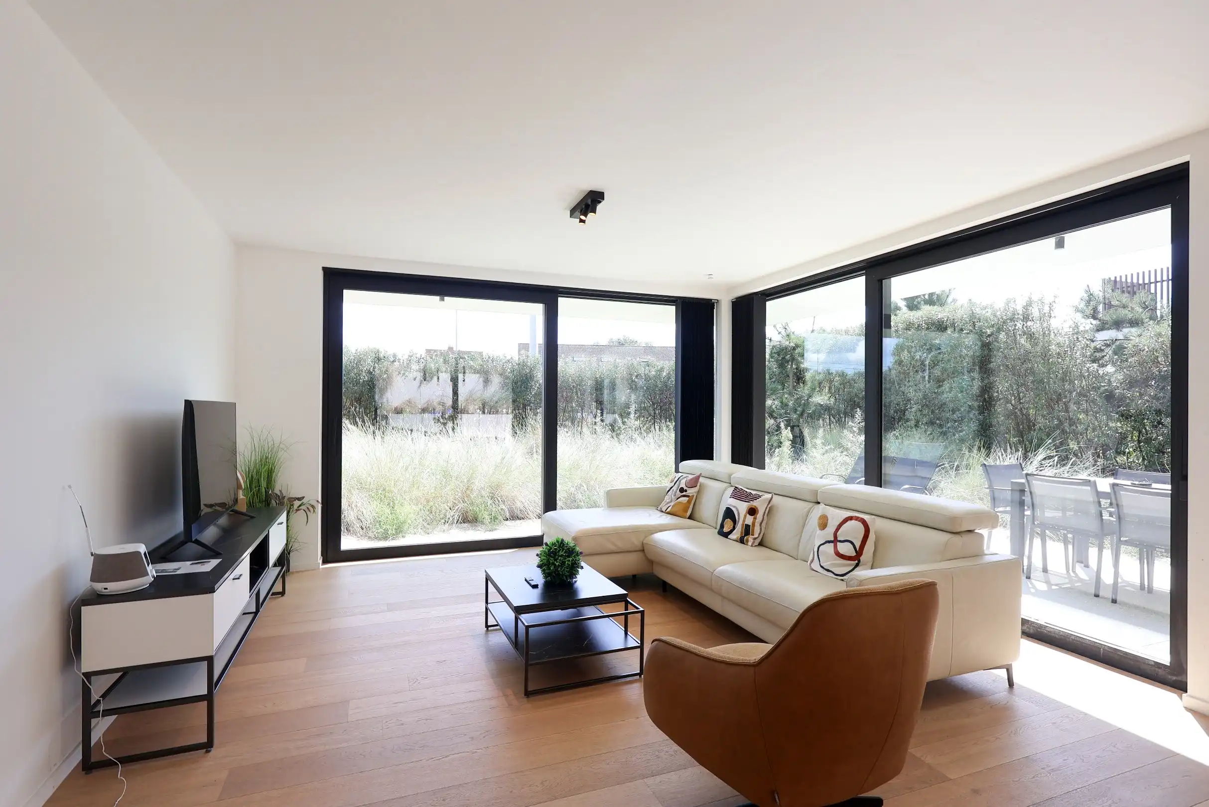 Modern gelijkvloers appartement in Groenendijk met ruim terras foto 4