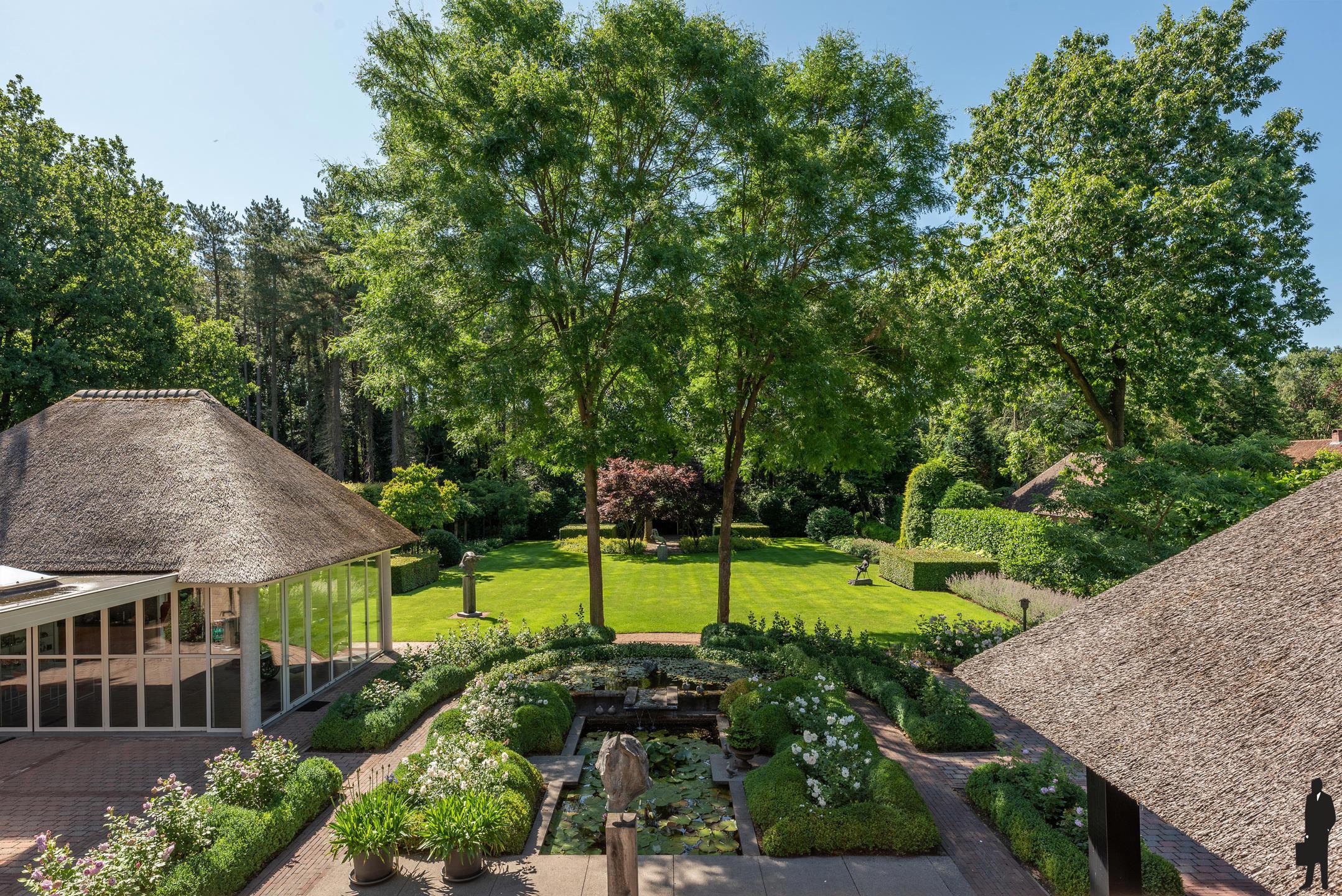 Rietgedekte villa met bijgebouw in Engelse stijl op 3.080m² foto 24
