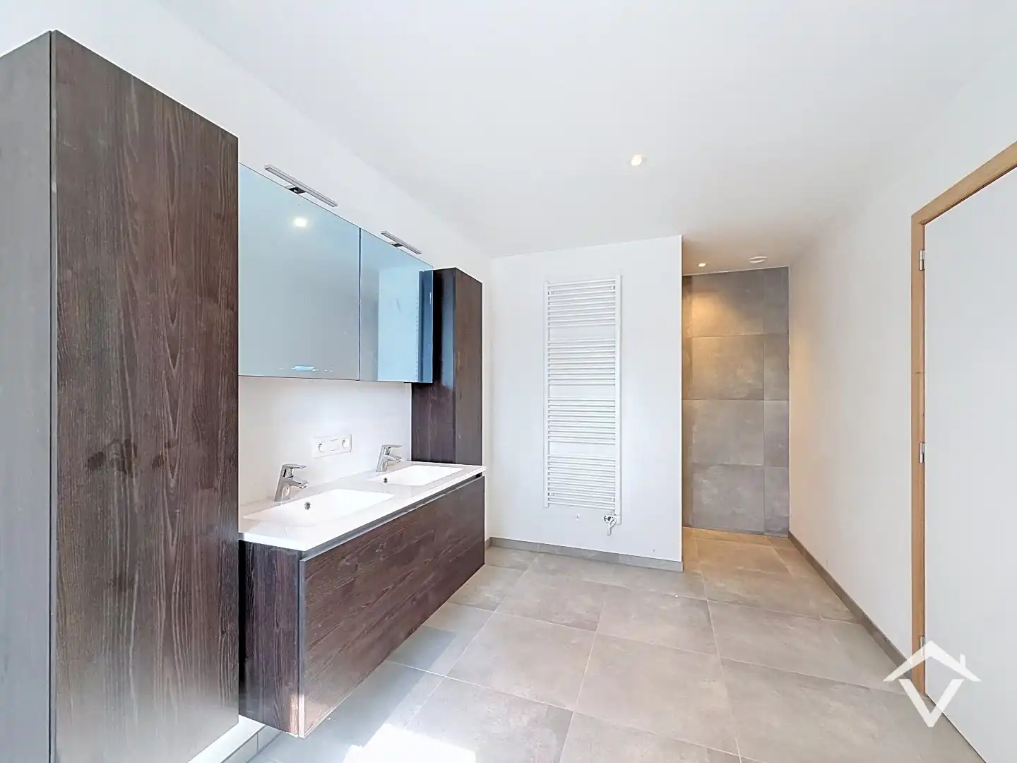 Centraal gelegen nieuwbouwwoning met 3 slaapkamers, tuin en overdekte autostaanplaats foto 23