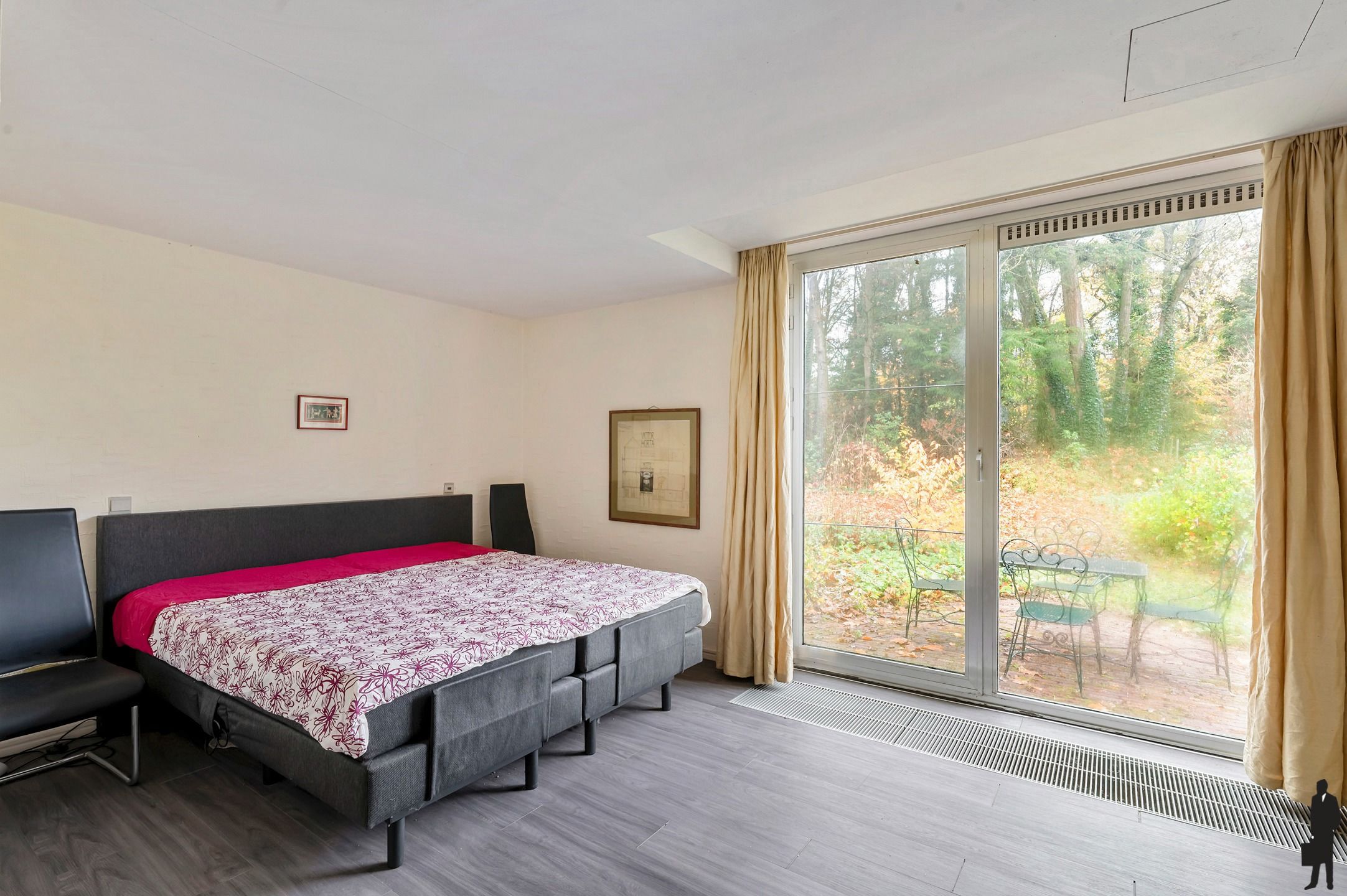 Residentieel gelegen te renoveren villa op ca. 2415m². foto 11