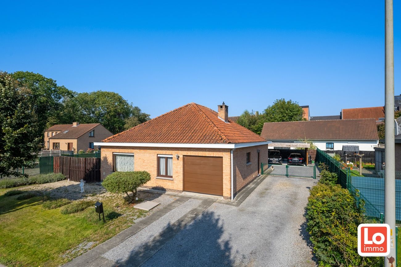 Hoofdfoto van de publicatie: VERKOCHT! Degelijke open gelijkvloerse woning met inpandige garage en dubbele carport op een heel rustige locatie in het hartje van Lochristi!