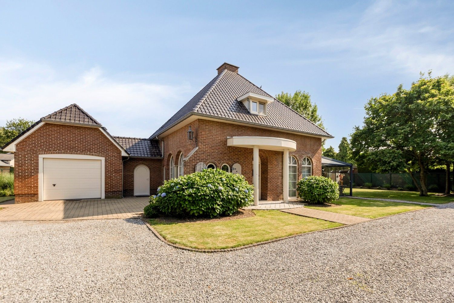 Charmante gezinswoning met drie slaapkamers en prachtige tuin in Dilsen-Stokkem foto {{pictureIndex}}