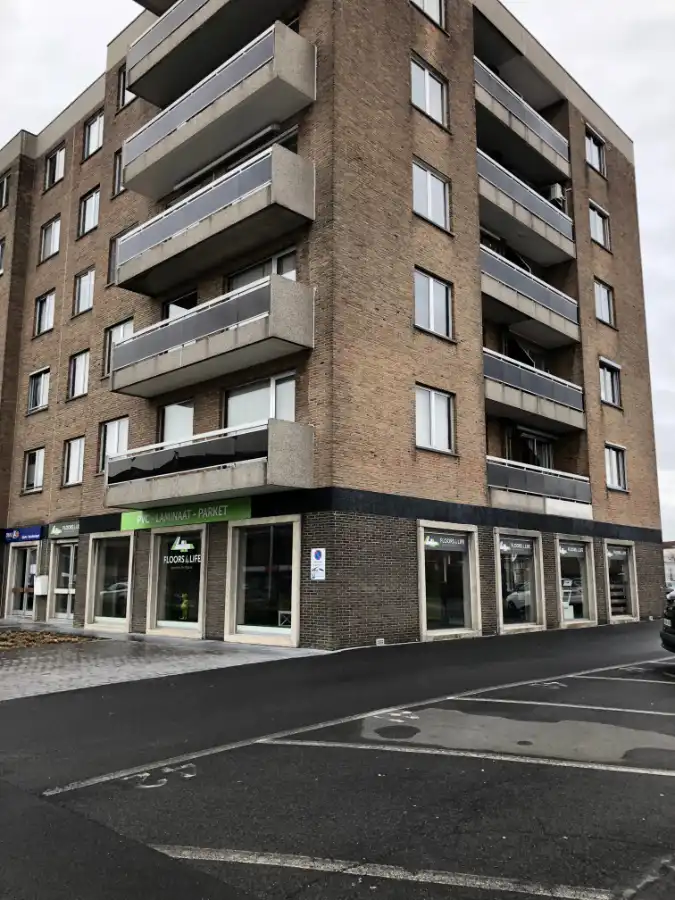 COMMERCIEEL GELEGEN HANDELSRUIMTE + PARKING foto 11