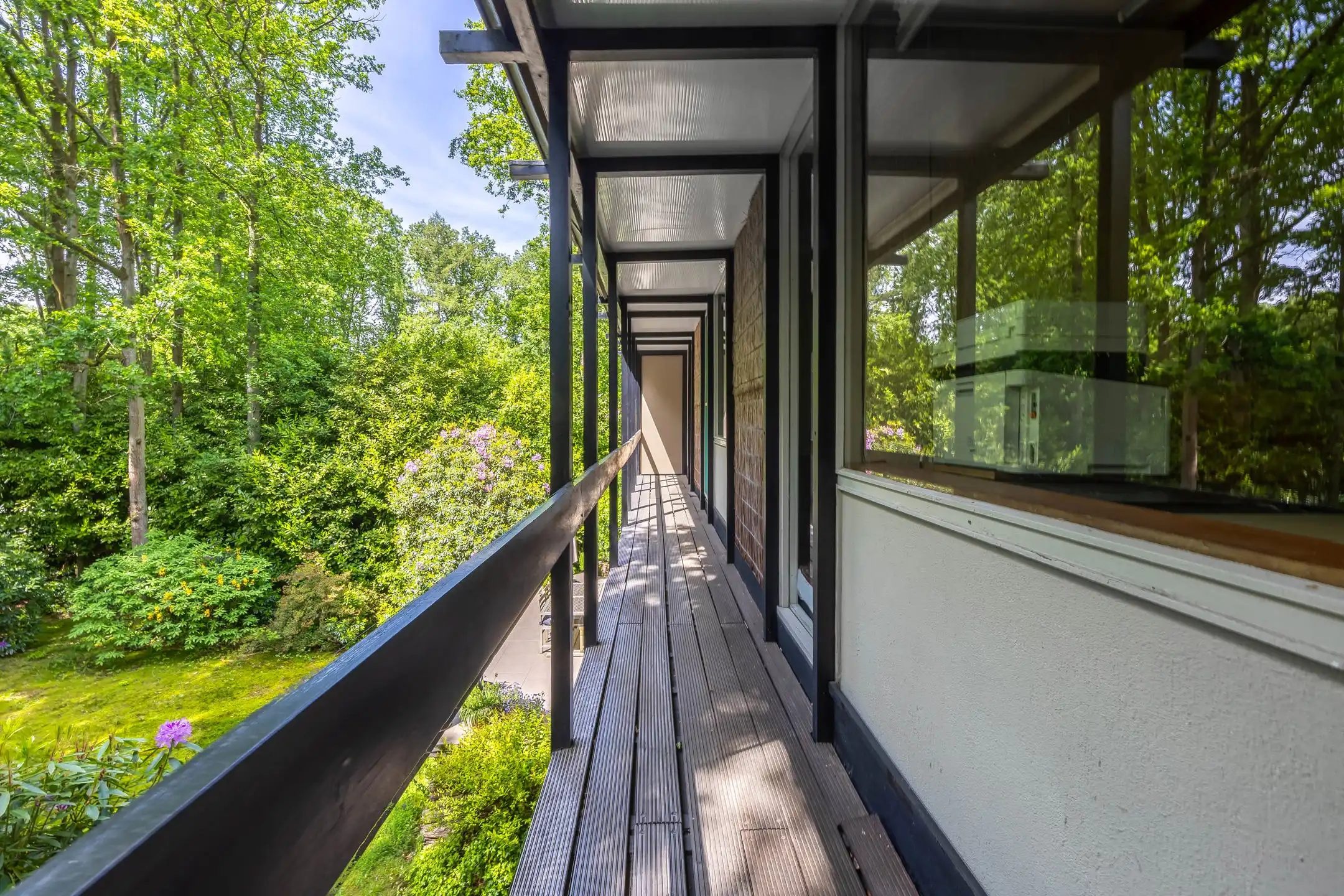 Architecturale woning in het groen met veel licht foto 20