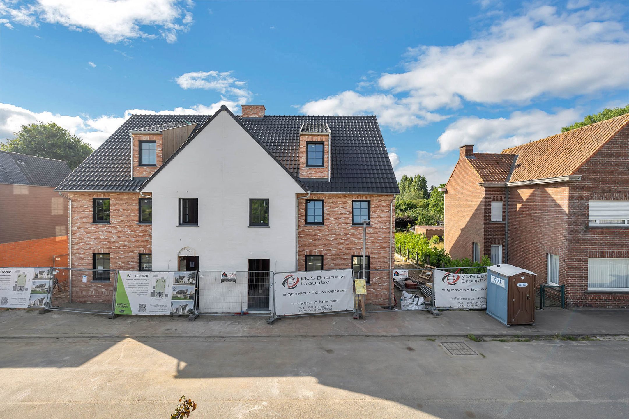Landelijk wonen in een moderne halfopen nieuwbouw foto {{pictureIndex}}